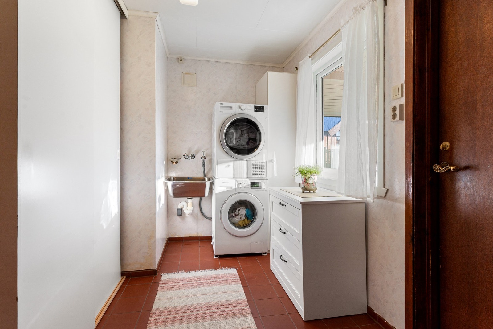 Vaskerom med biinngang og oppbevaringsplass. Galleribilde