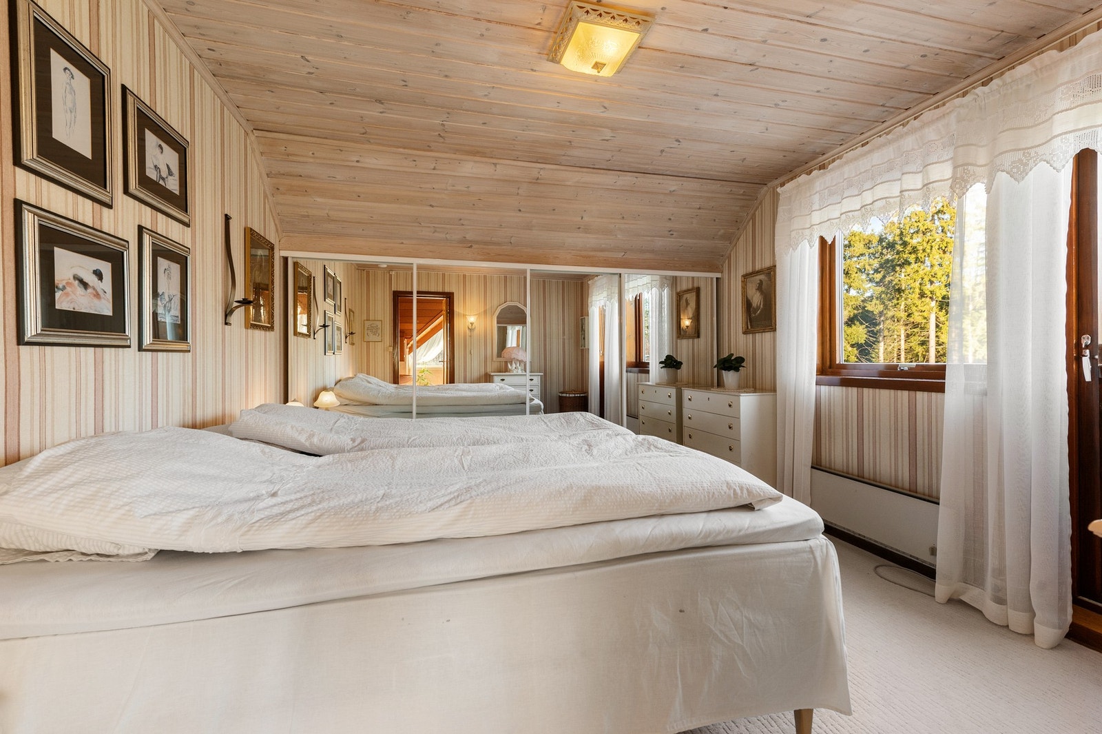 Romslig soverom med en stor og integrert skyvedørsgarderobe med speilflate. Dette soverommet har utgang til en egen balkong. Galleribilde