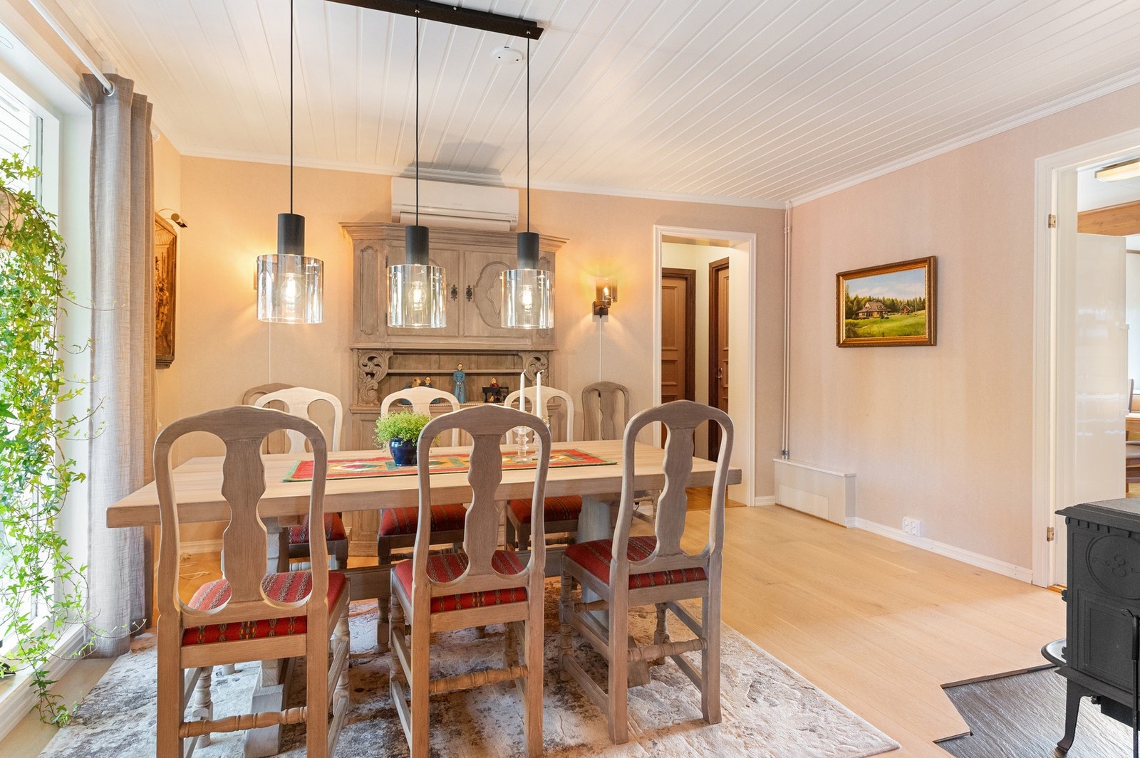 I stuen er det varmepumpe merket med produksjonsår 2007. Galleribilde