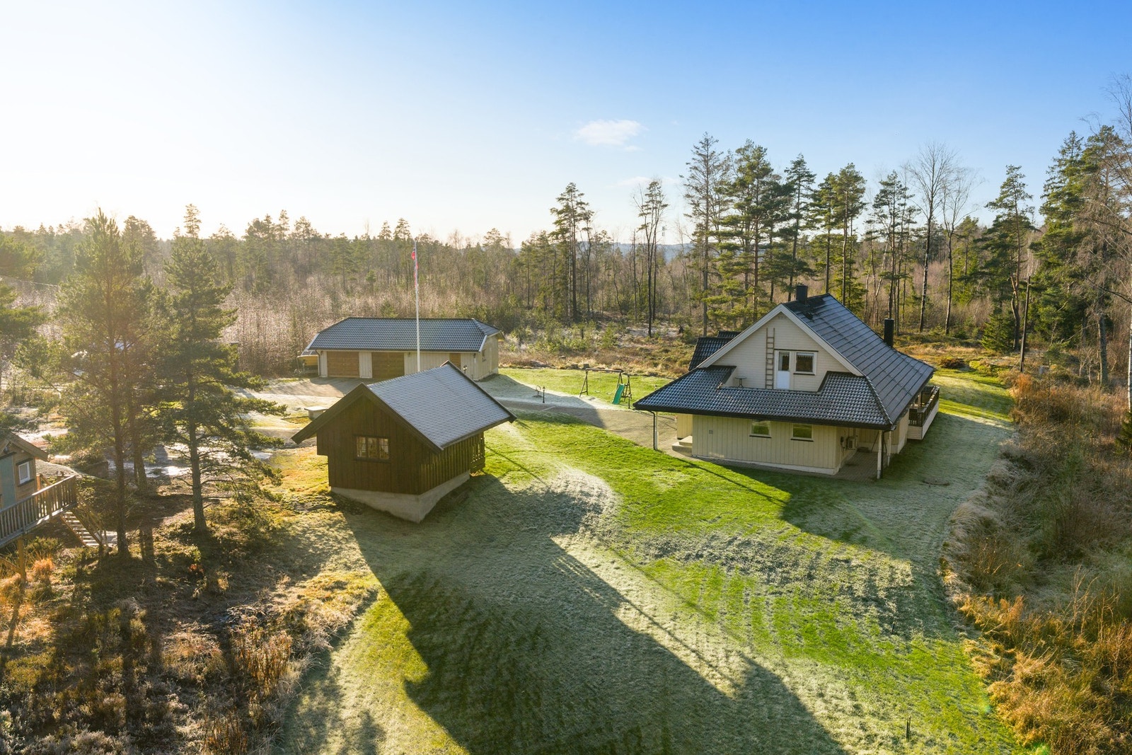 Eiendommen har et hyggelig tun som er omkranset av omkringliggende bygg. Galleribilde