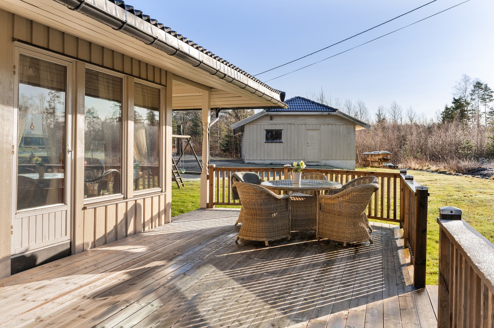 Det er terrasse rundt boligen med takoverbygg. Her har man flere fine uteplasser hvor solen kan forfølges fra morgen til kveld. Galleribilde