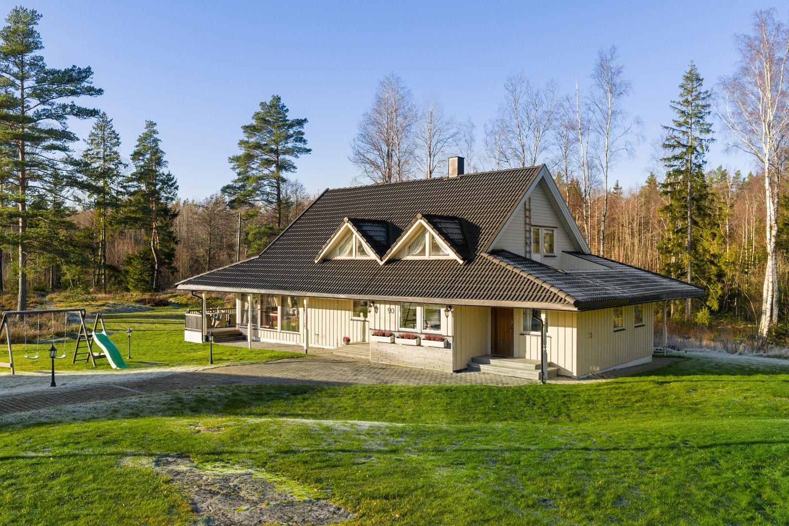 Gode parkeringsmuligheter i
oppkjørsel og gårdsplass. Galleribilde