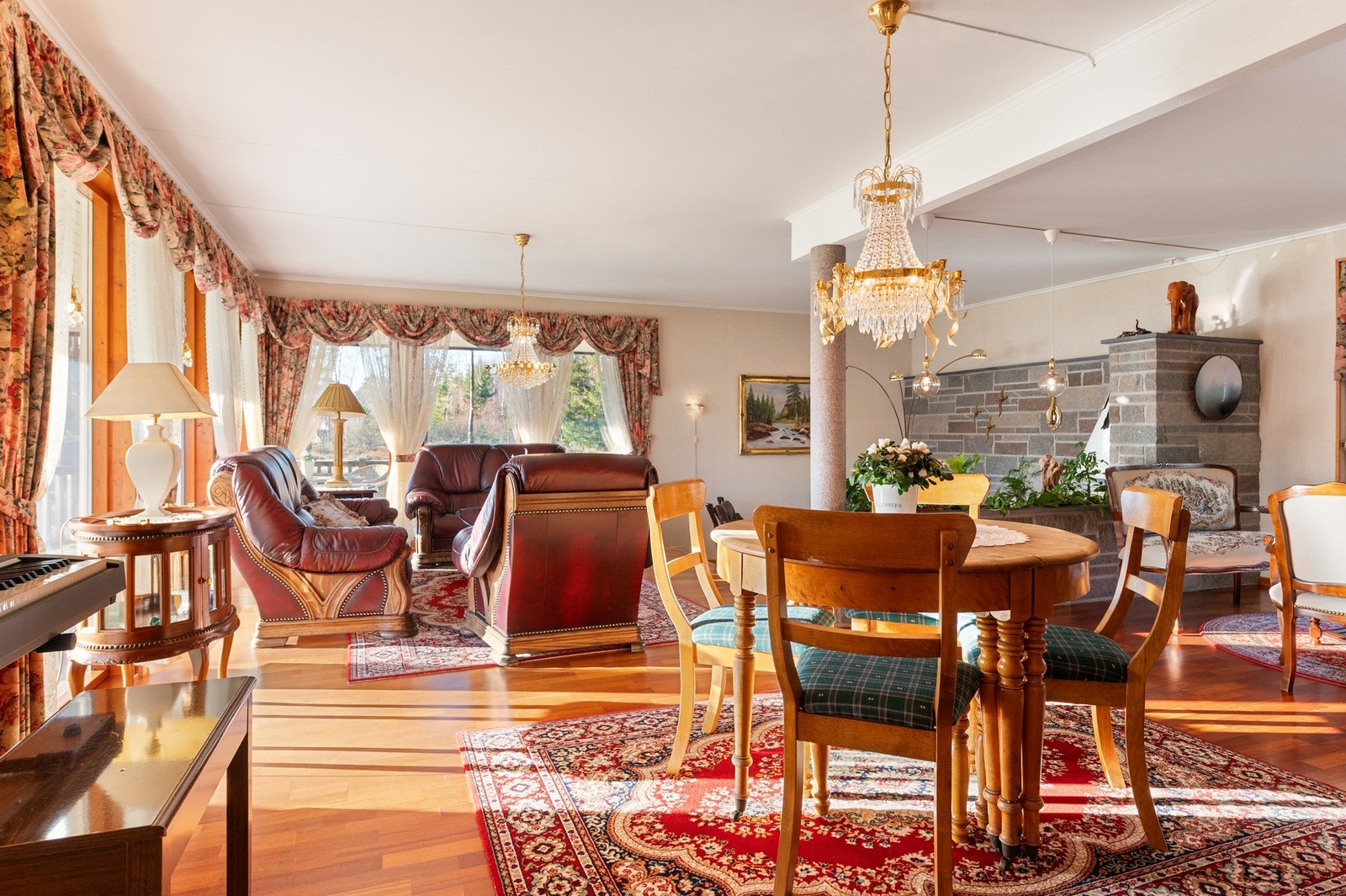 Boligen har flere herlige stuer og sosiale soner i begge etasjer hvor man kan innrede etter eget ønske og formål. Galleribilde