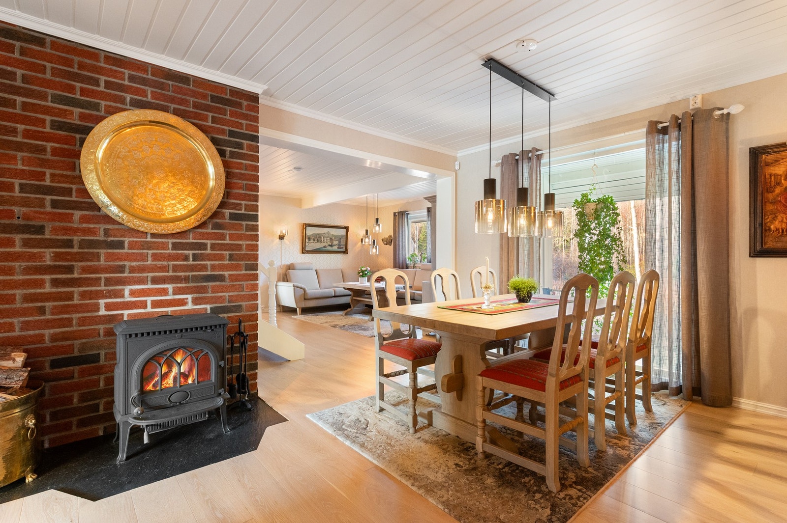 God stemning fra vedovnen som varmer godt på kjøligere dager. Galleribilde