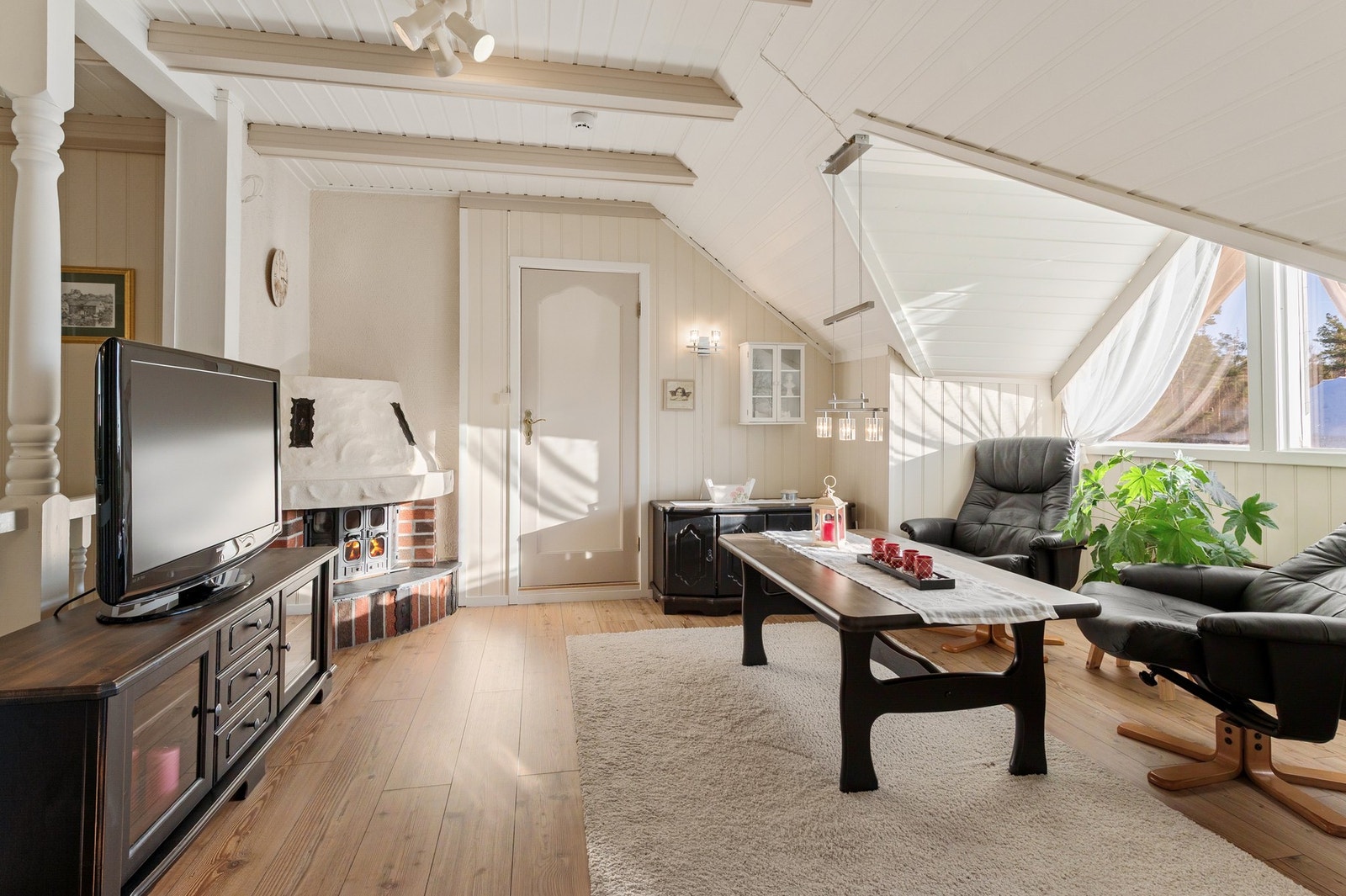 TV-stue i andre etasje. Her er det også peisovn. Galleribilde