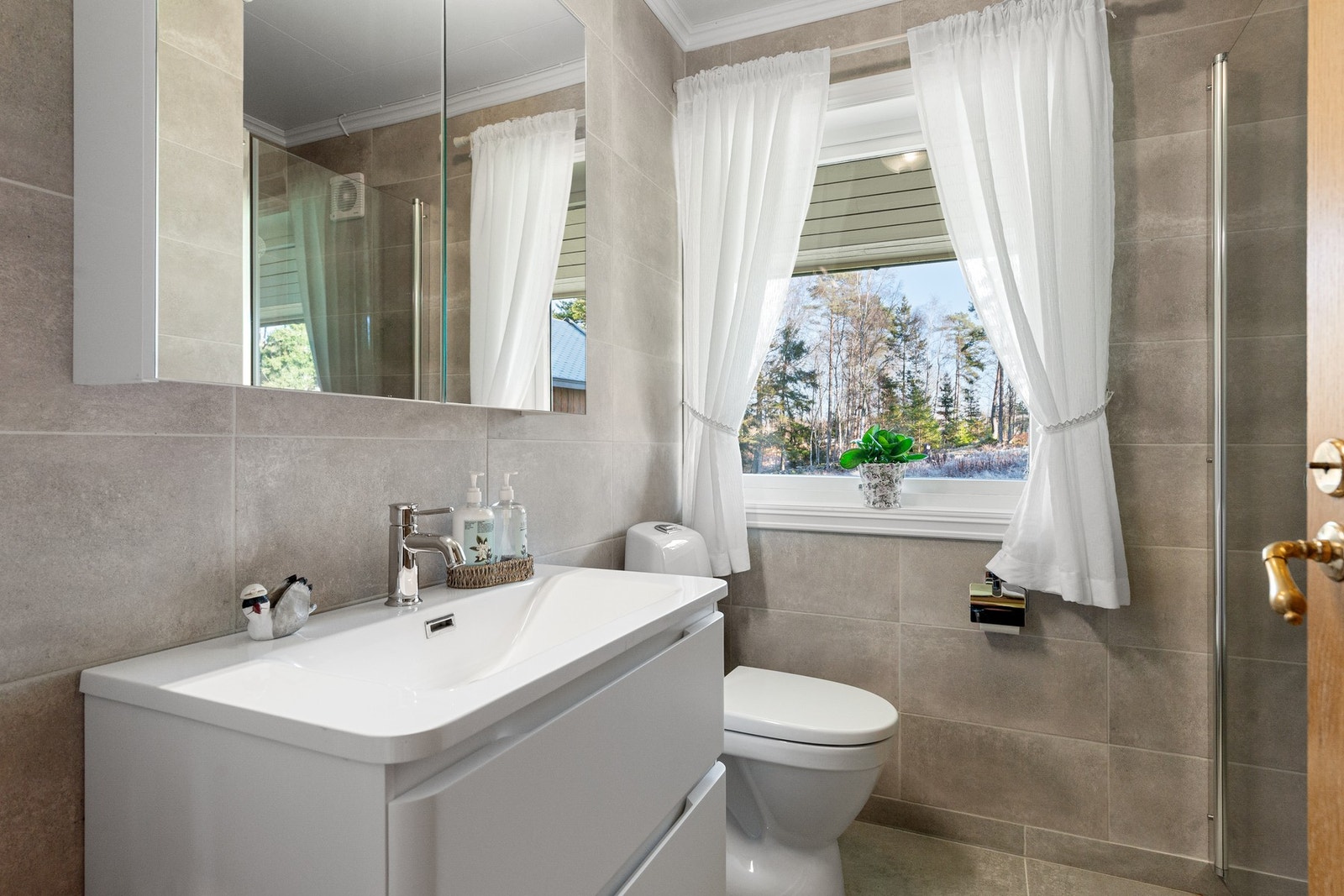 Badet i 1. etasje ble fornyet i 2024, utført som egeninnsats. Galleribilde