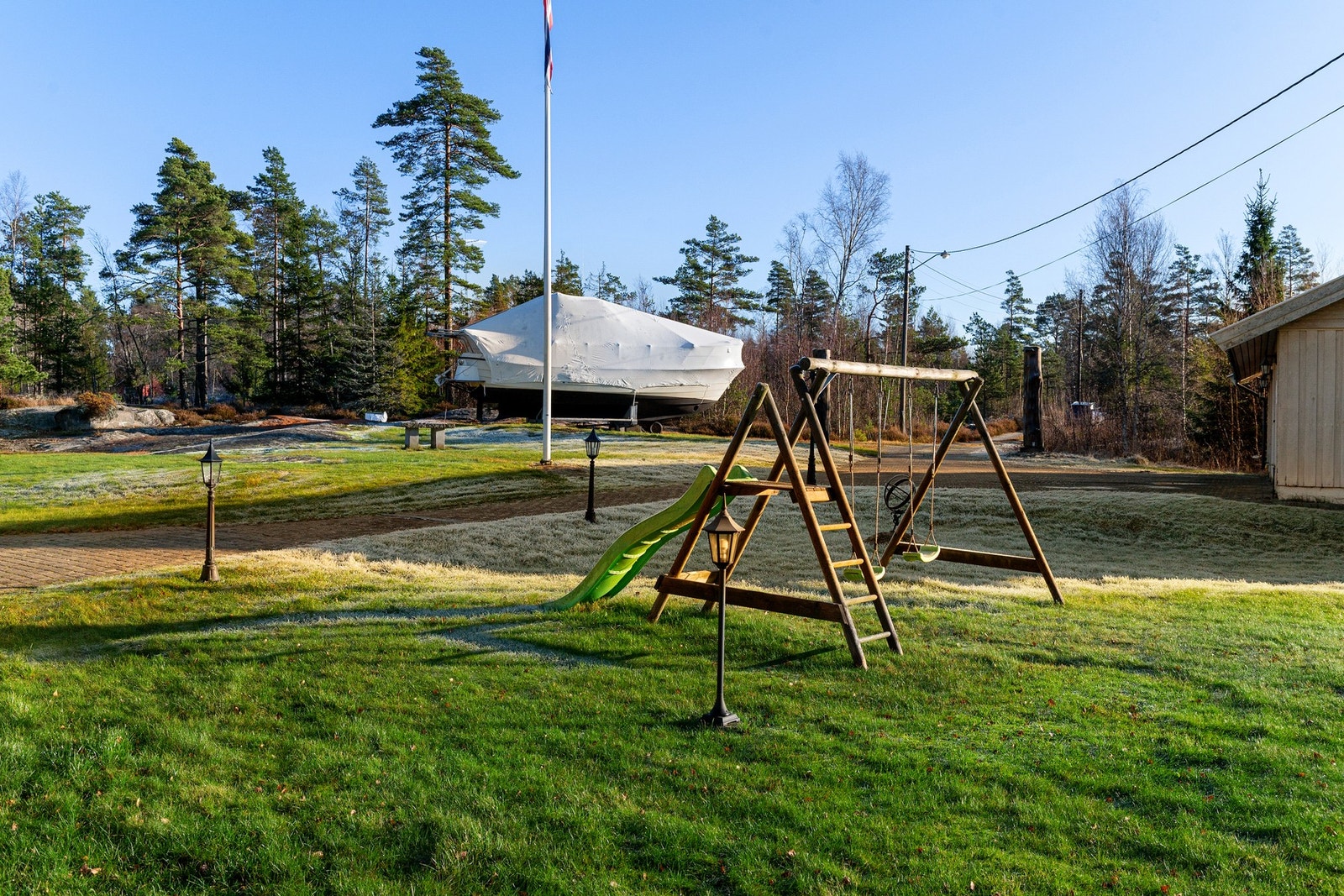 Koselig opparbeidet tomt med gruset oppkjørsel og gådsplass med belegningsstein og utebelysning. Galleribilde