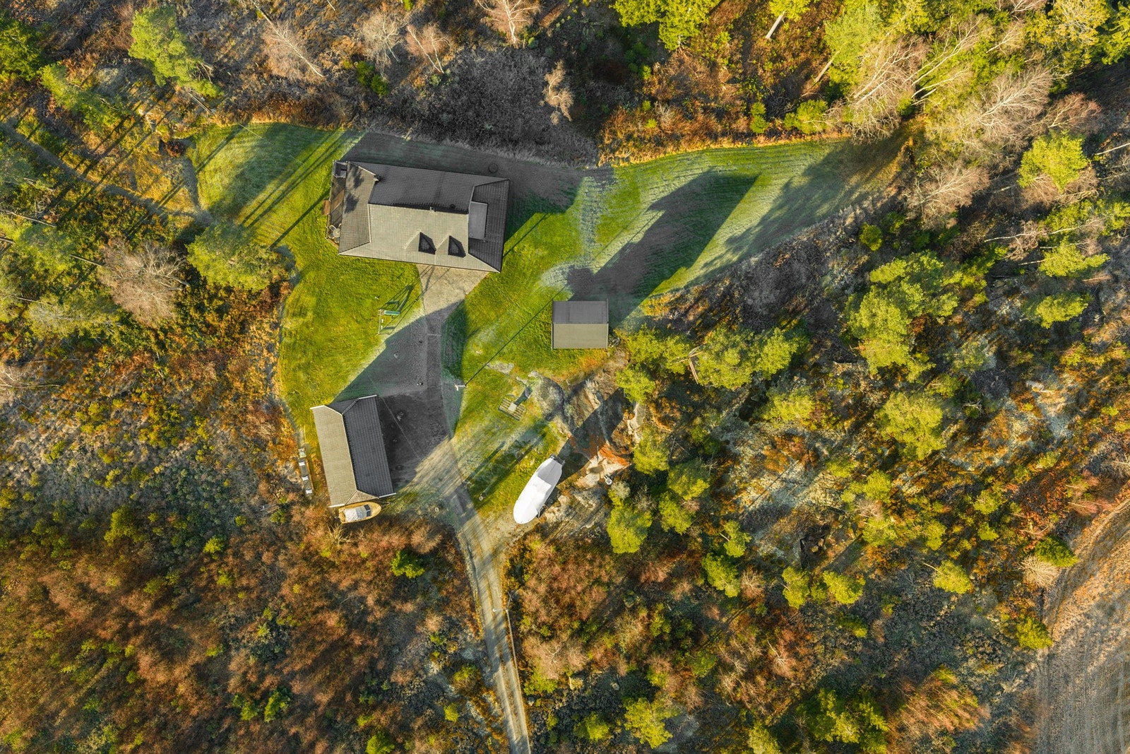 Tomten har store plenarealer,
varierende beplantning, naturlig vegetasjon samt fjell i dagen. Galleribilde