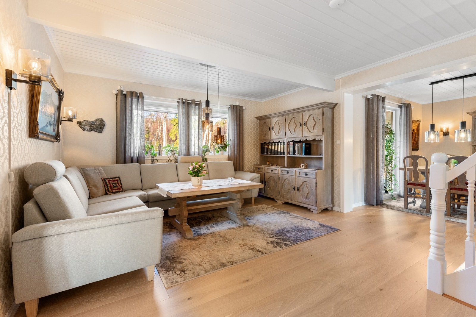 Boligen har vannbåren varme i gulv i entré, bad, kjøkken, begge stuer i første etasje og bad i andre etasje. Galleribilde