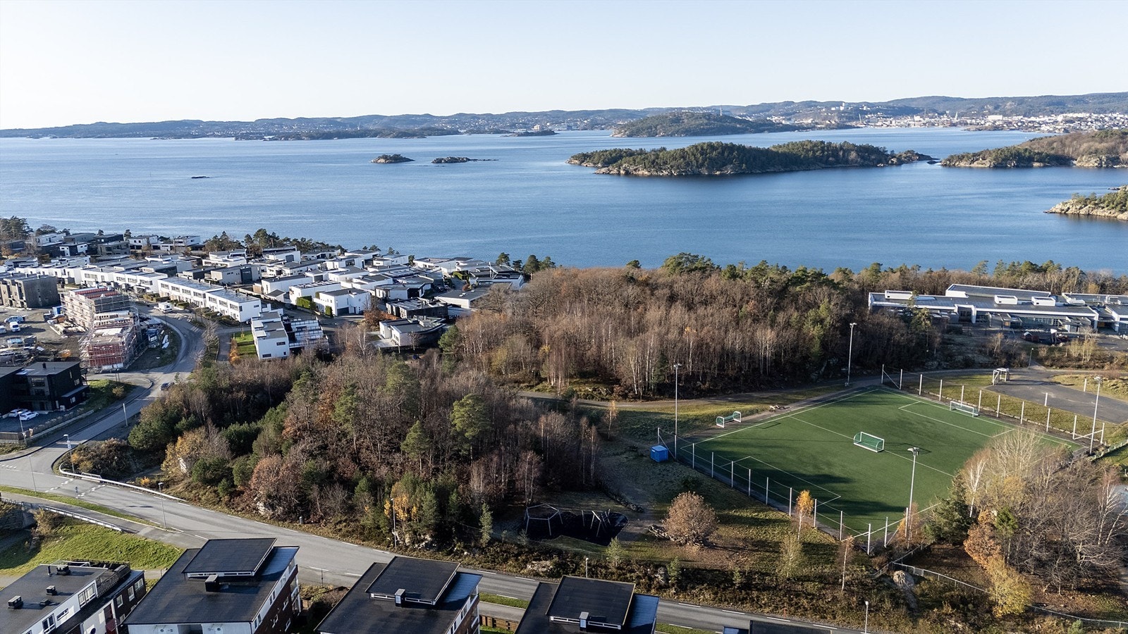 Kort avstand til gressbane, basketbane og badeplasser Galleribilde