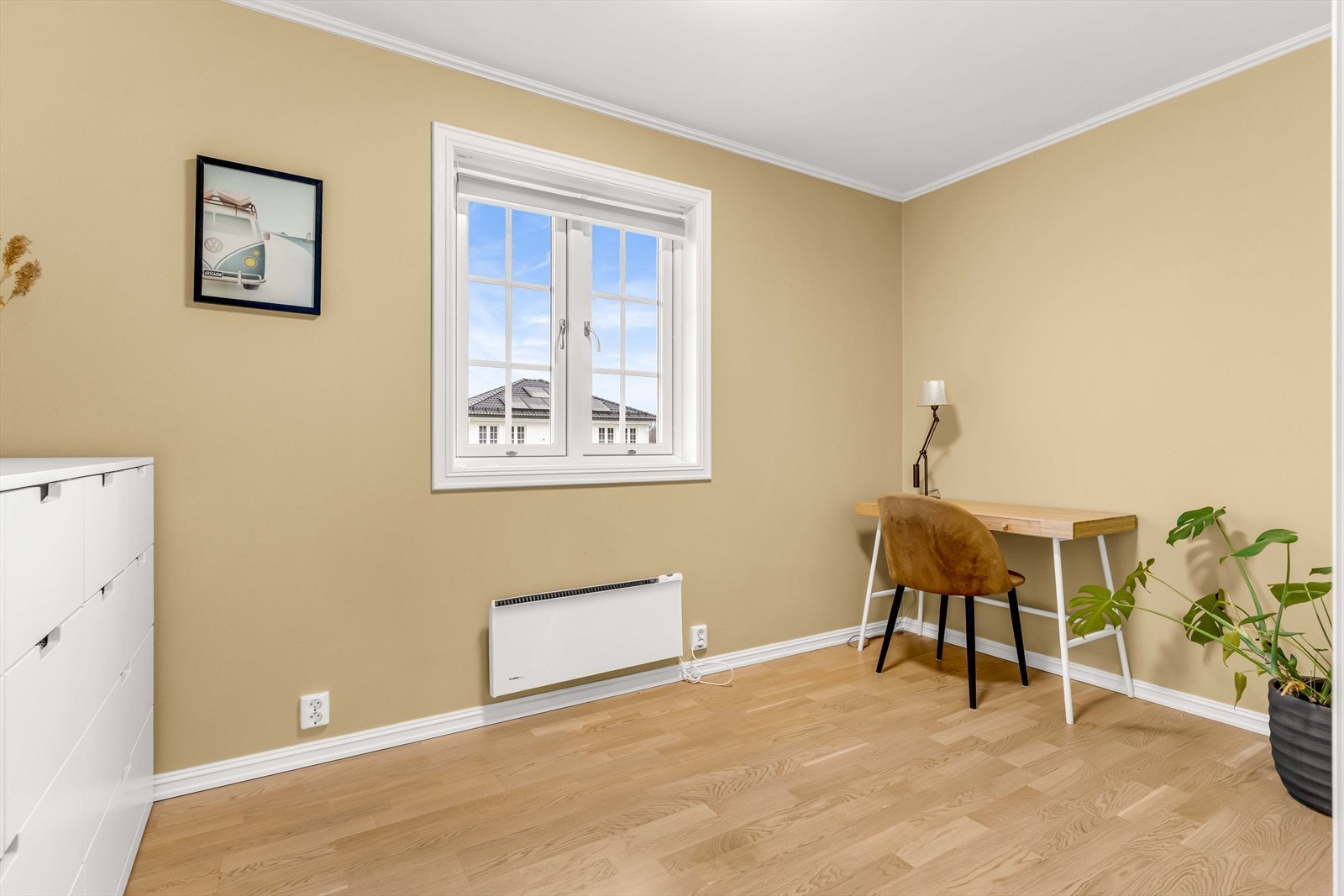 Boligen har totalt fire soverom, alle praktisk plassert i andre etasje. Soverommene har god plass til seng, skrivebord og oppbevaringsløsninger, noe som gjør dem fleksible og funksjonelle. Galleribilde