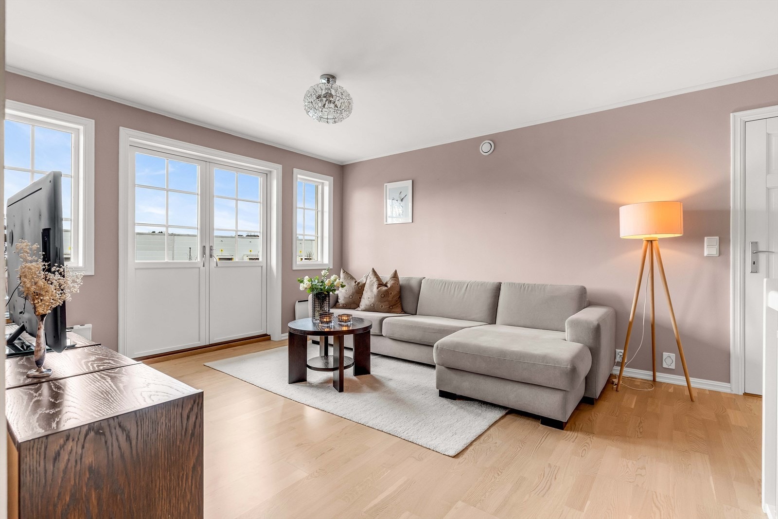 Direkte adgang til balkong på ca. 5 kvm gir mulighet for utendørs avslapning. Galleribilde