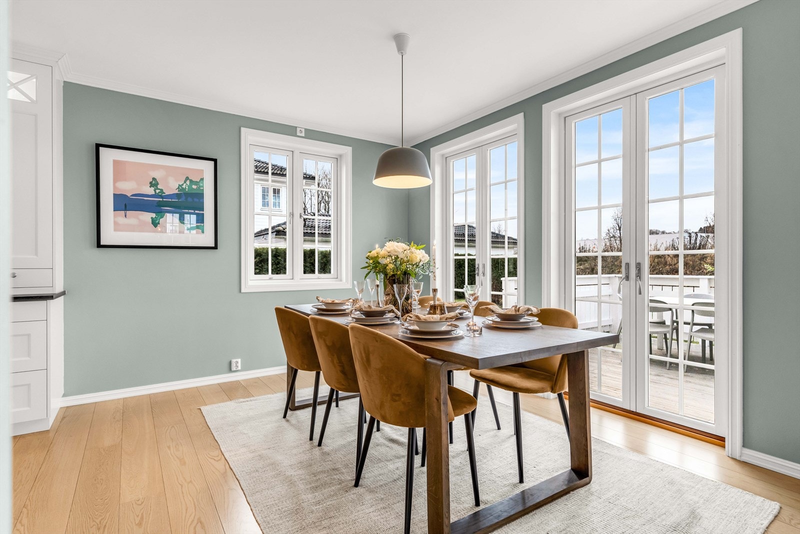 Det er varmekabler i hele første etasje, noe som gir behagelig varme og økt komfort gjennom hele året. Galleribilde