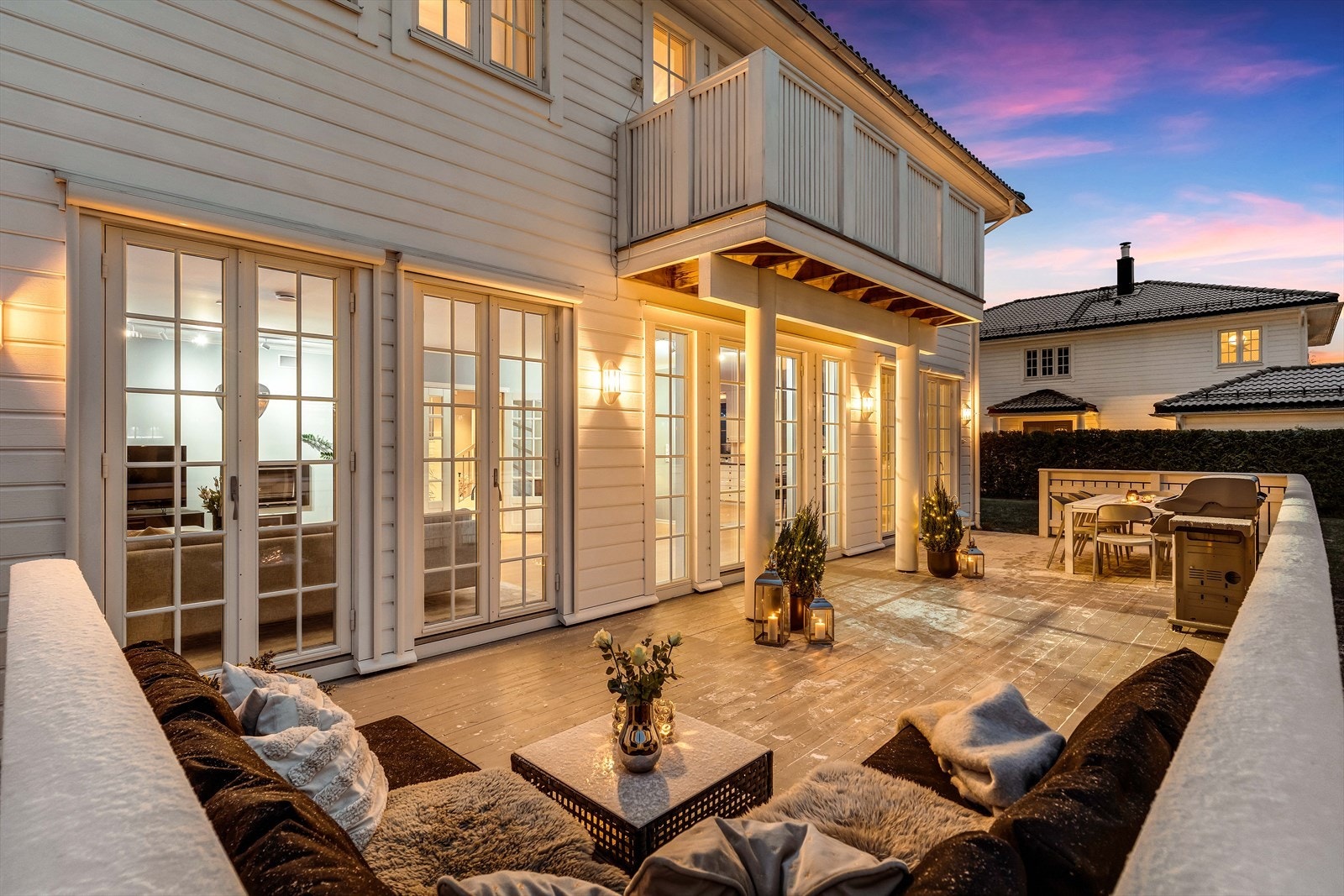 Fra stuen er det direkte utgang til en stor terrasse på hele 43 kvm. Her er det god plass til både sittegruppe, spiseplass og grill - perfekt for å samle familie og venner til hyggelige lag. Galleribilde