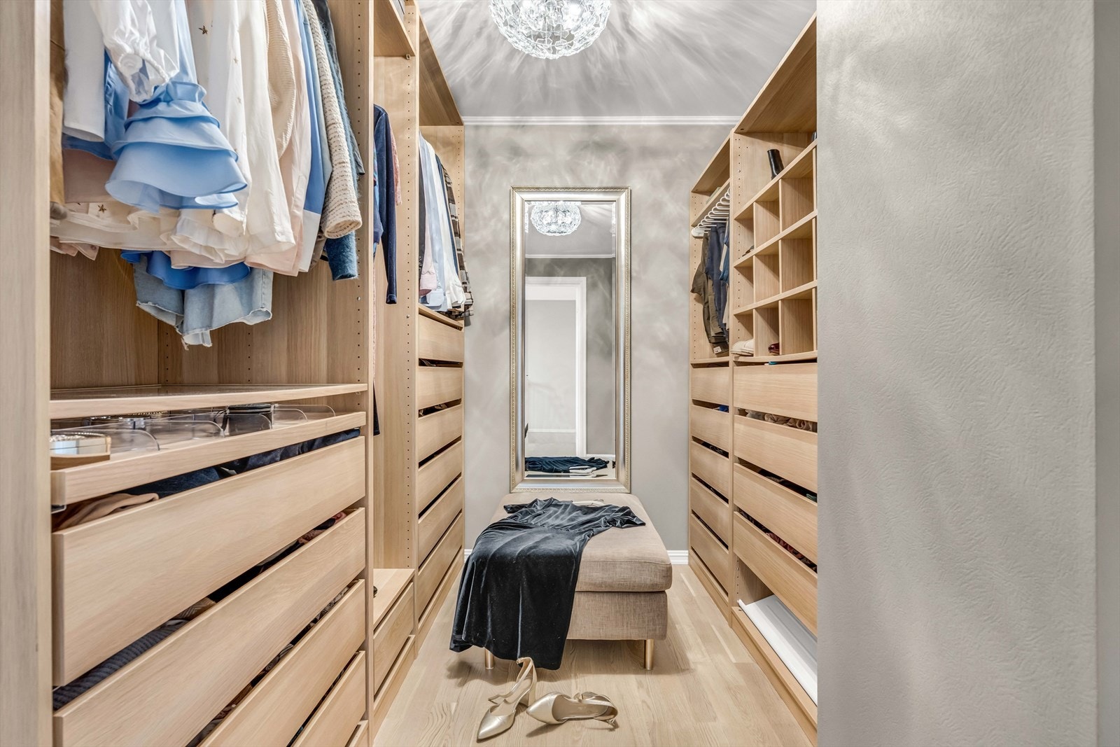 Rommet er innredet med garderobeskap som gir smarte og funksjonelle oppbevaringsløsninger. Galleribilde