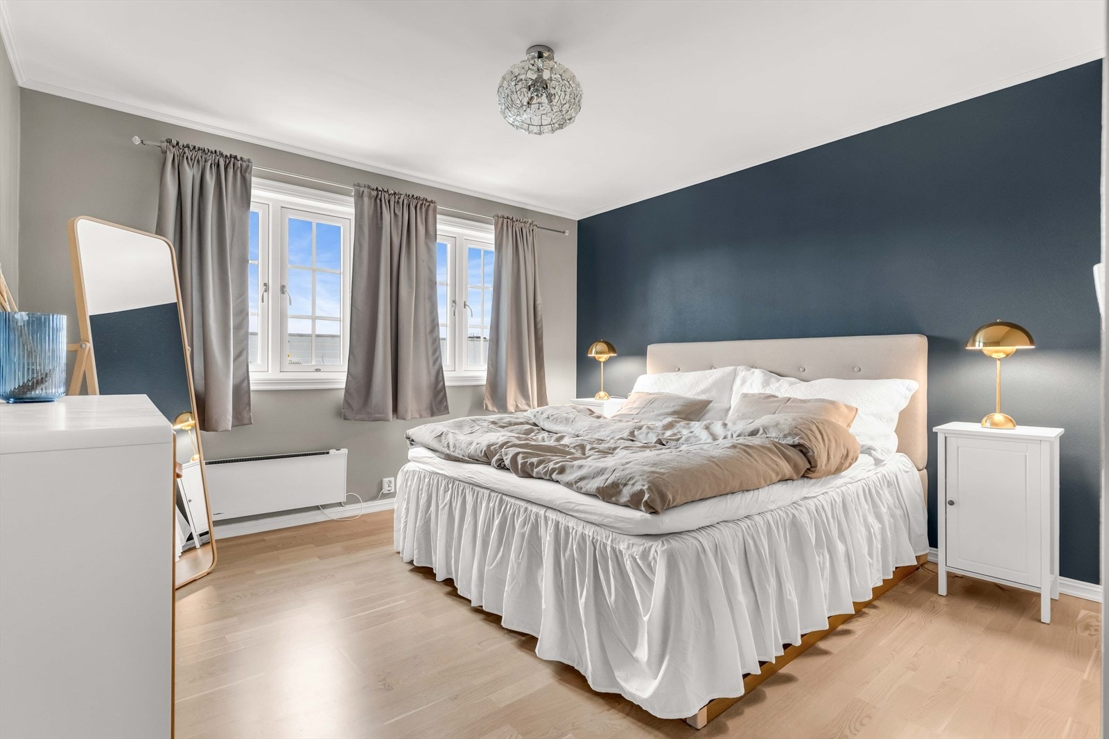 Hovedsoverommet fremstår som en suite med privat tilgang til både walk-in closet og eget bad. Rommet har god plass til dobbeltseng og garderobeløsninger, noe som gir en kombinasjon av funksjonalitet og komfort. Galleribilde