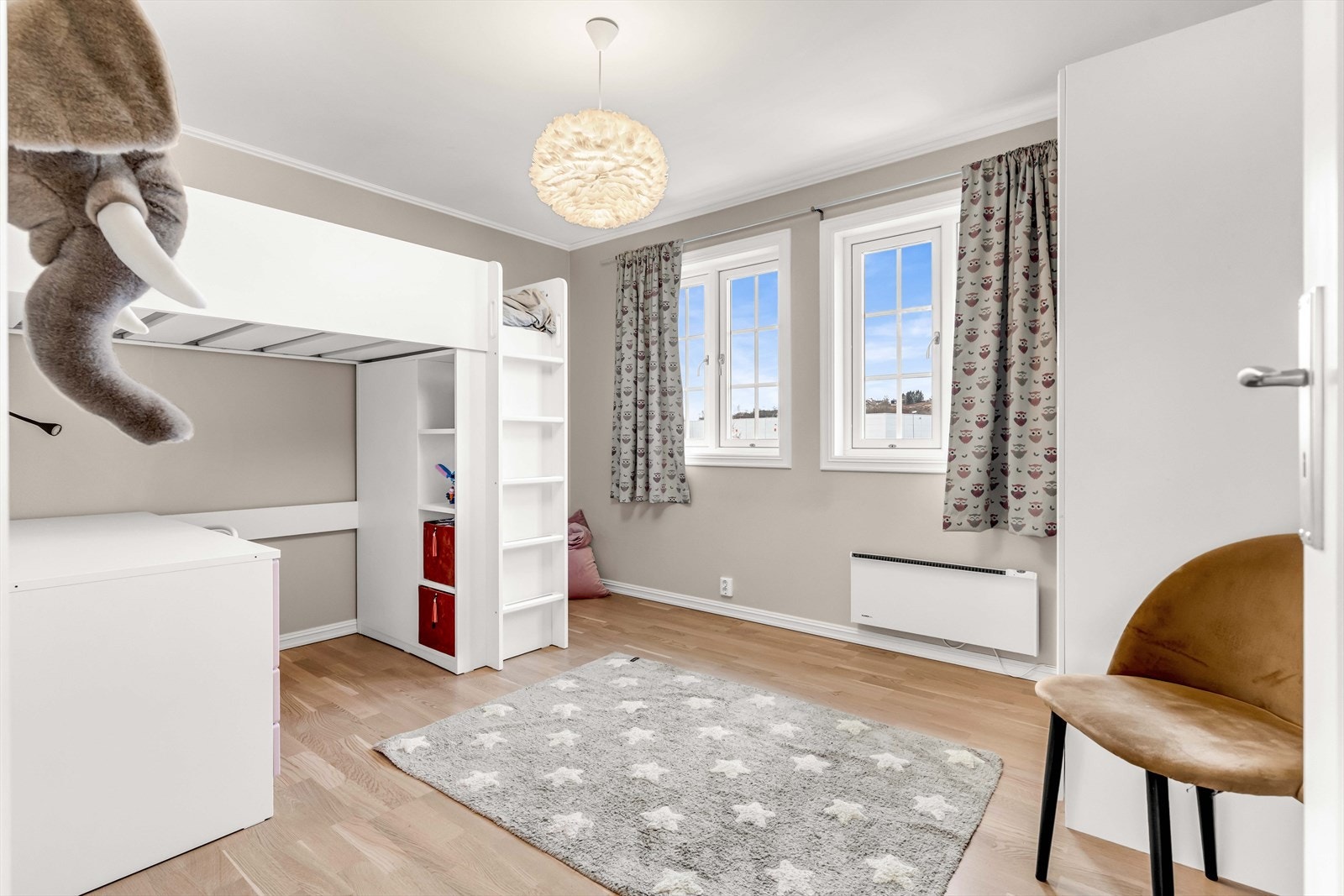 Store vinduer gir rikelig lysinnslipp og skaper en luftig atmosfære. Rommet har god plass til seng, garderobe og annet møblement. Galleribilde