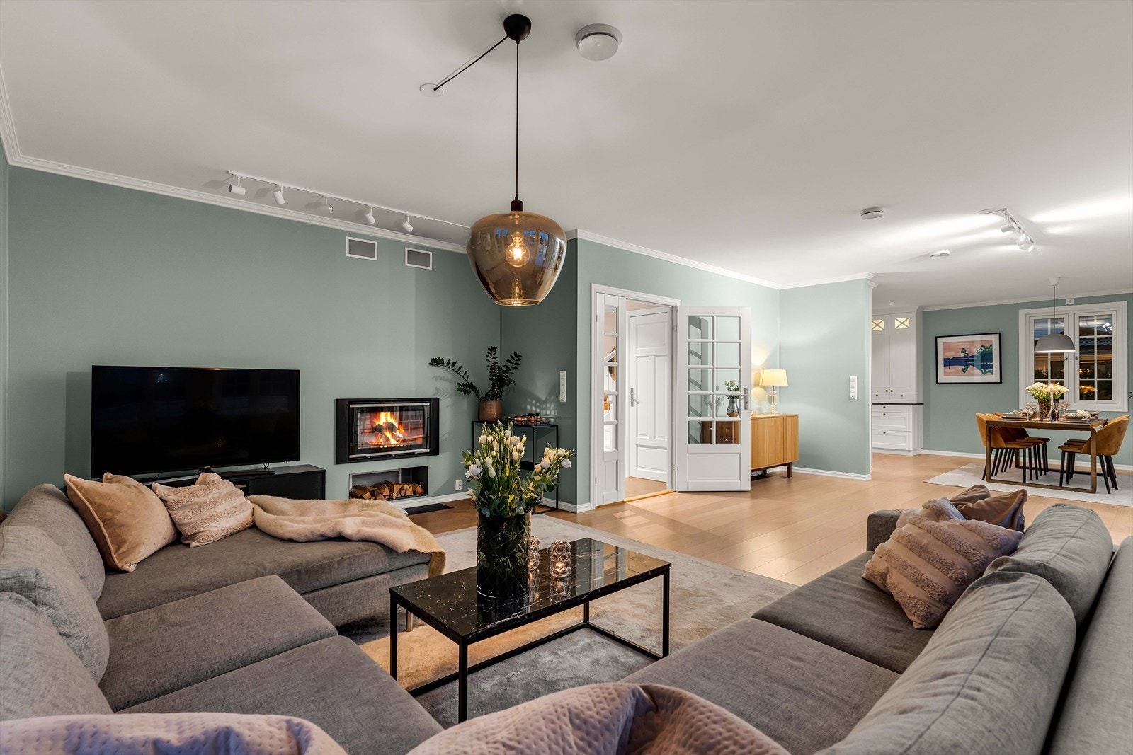 Når mørket senker seg, skaper belysningen en varm og koselig atmosfære som gjør rommet ekstra innbydende. Galleribilde