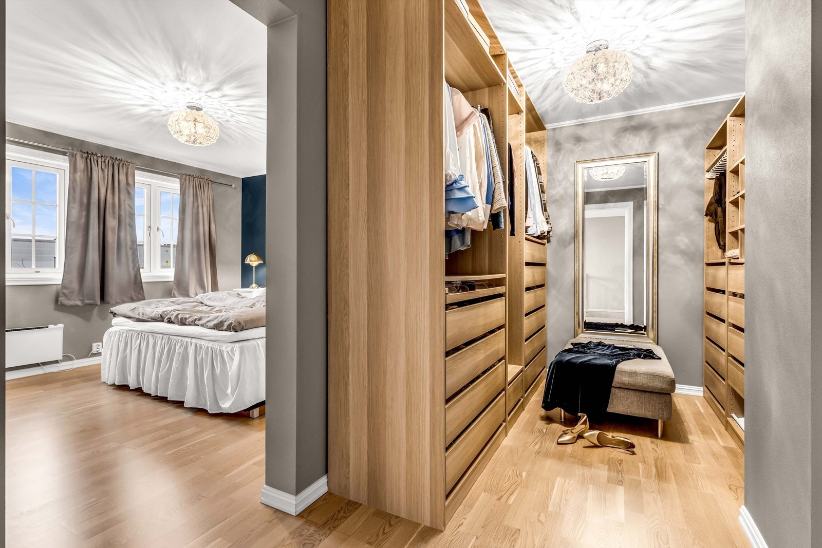 Walk-in garderobe med romslig plass til oppbevaring - en praktisk og elegant løsning for klær og tilbehør. Galleribilde