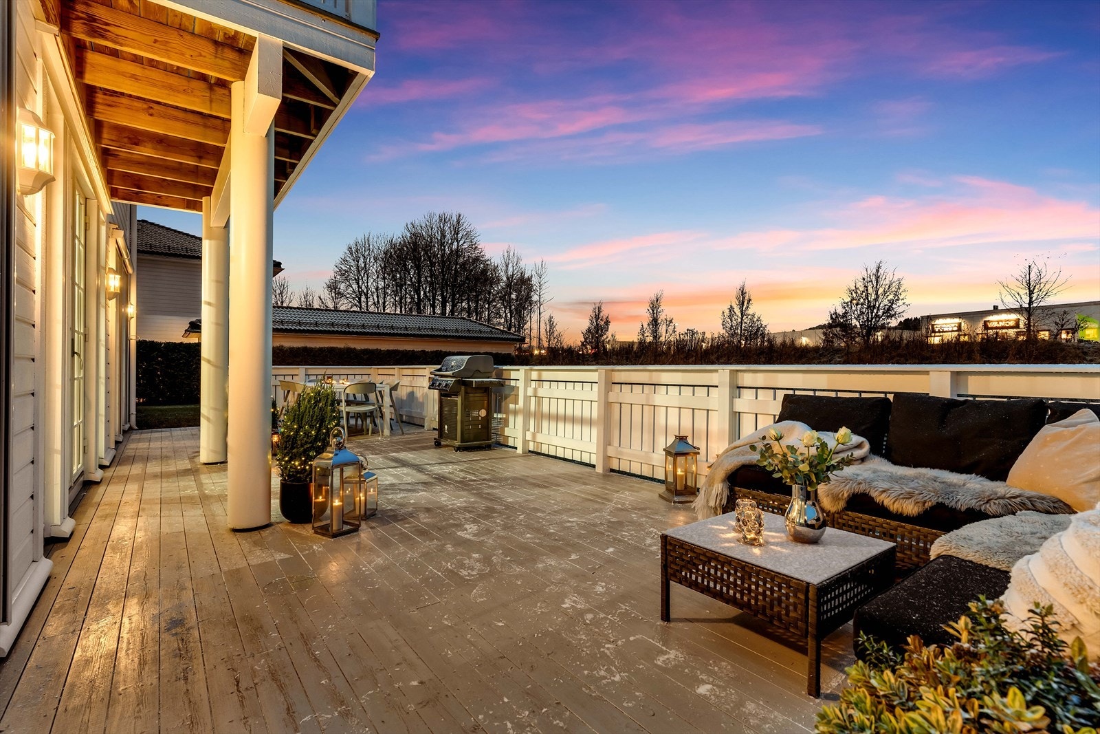 Plass til sittegruppe og grill gir fleksibilitet for utendørs aktiviteter. Galleribilde