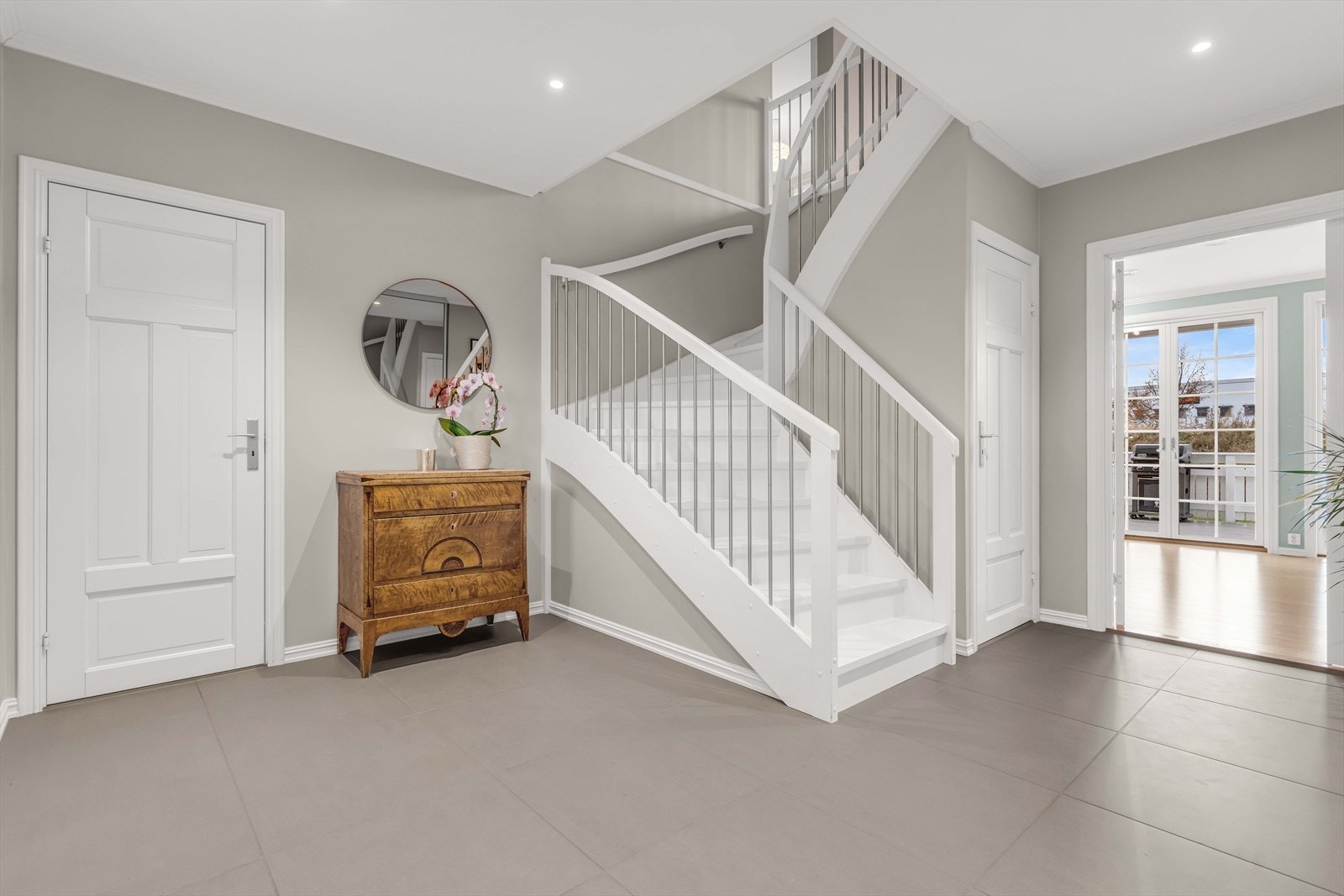 Flislagt gulv gir en slitesterk og lettstelt løsning i entréen. Galleribilde