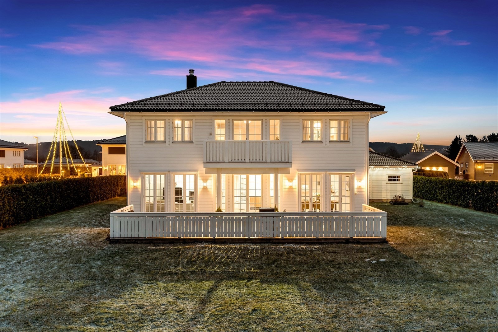 Boligen er oppført i 2016 fra Riis Bygg, og tomten er på hele 960 kvm - noe som gir rikelig med plass både ute og inne. Galleribilde