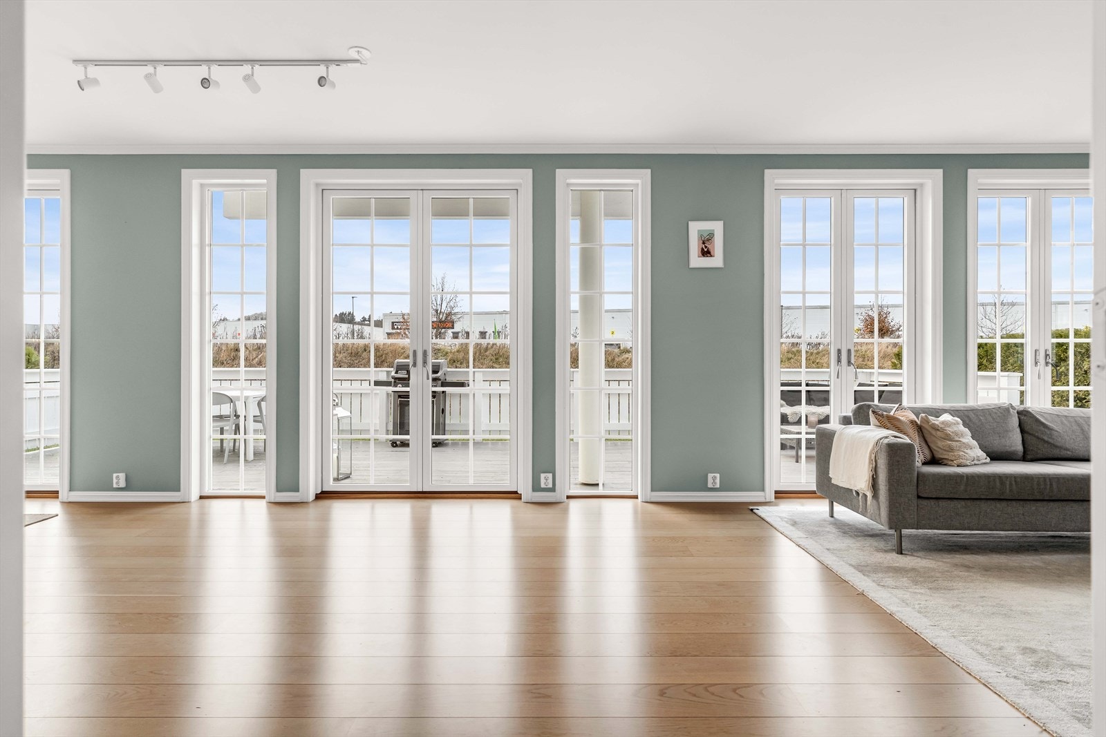 Store vindusflater gir rikelig med naturlig lys og flott utsikt mot hageområdet fra stuen. Direkte utgang til terrassen gjør det enkelt å ta i bruk det romslige uteområdet. Galleribilde