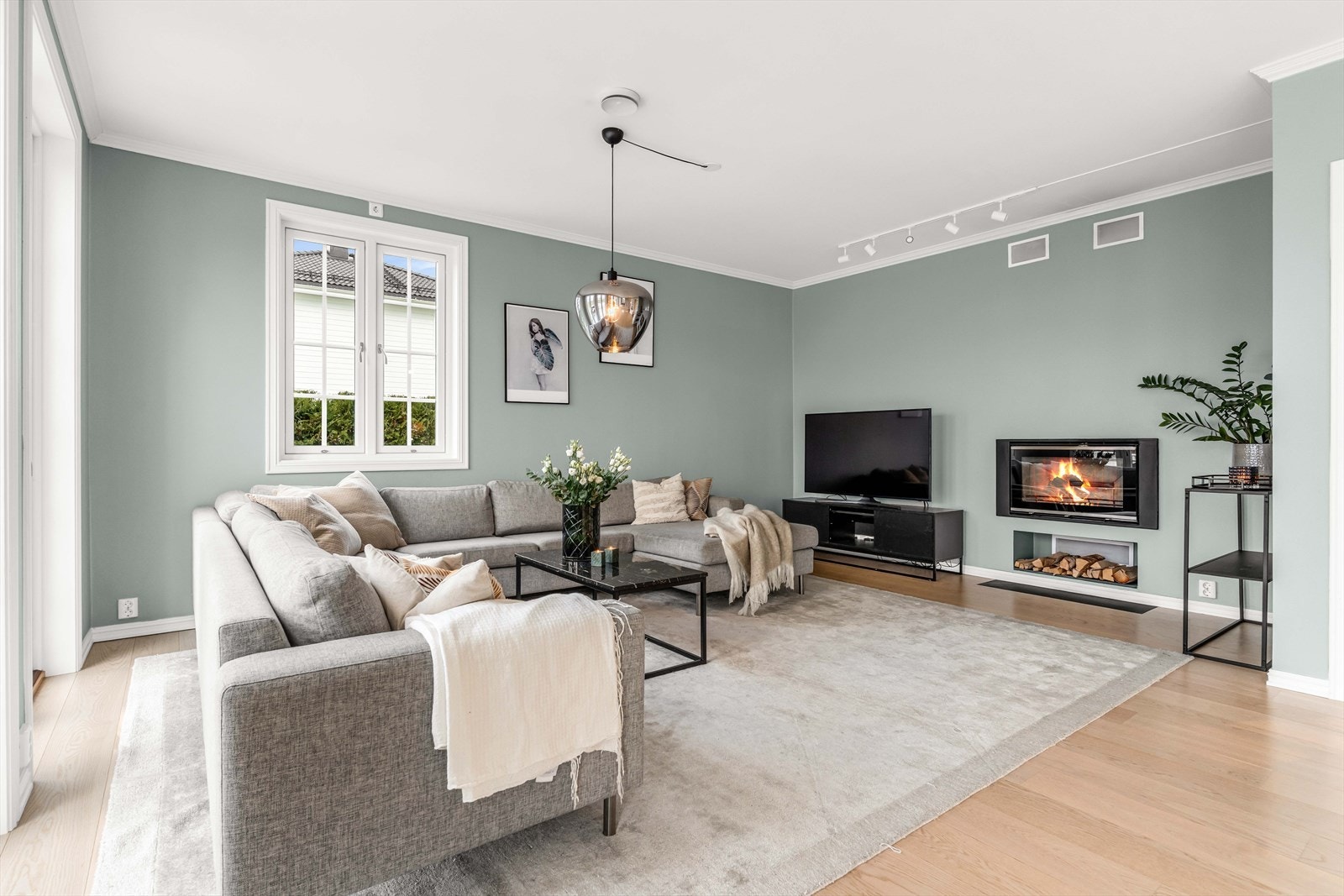 Romslig stue med god plass til både sofagruppe og spisebord - perfekt for komfort og sosiale sammenkomster. Galleribilde