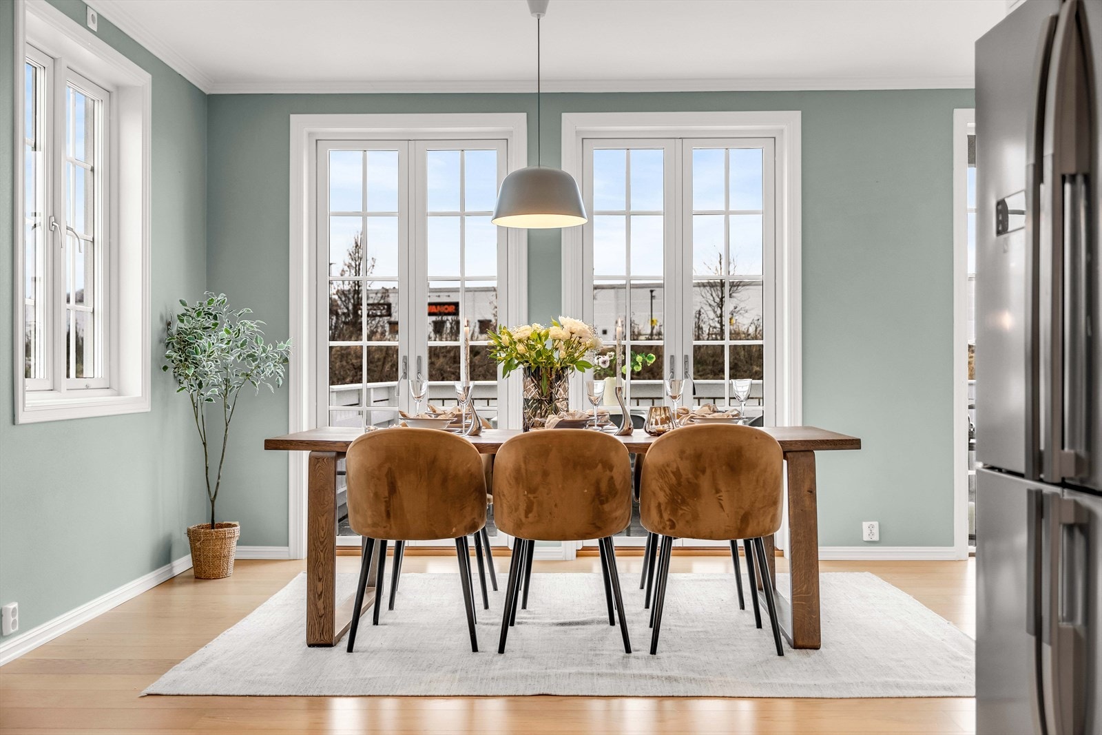 Spiseplassen har utgang til terrasse, som gir mulighet for utendørs servering. Galleribilde