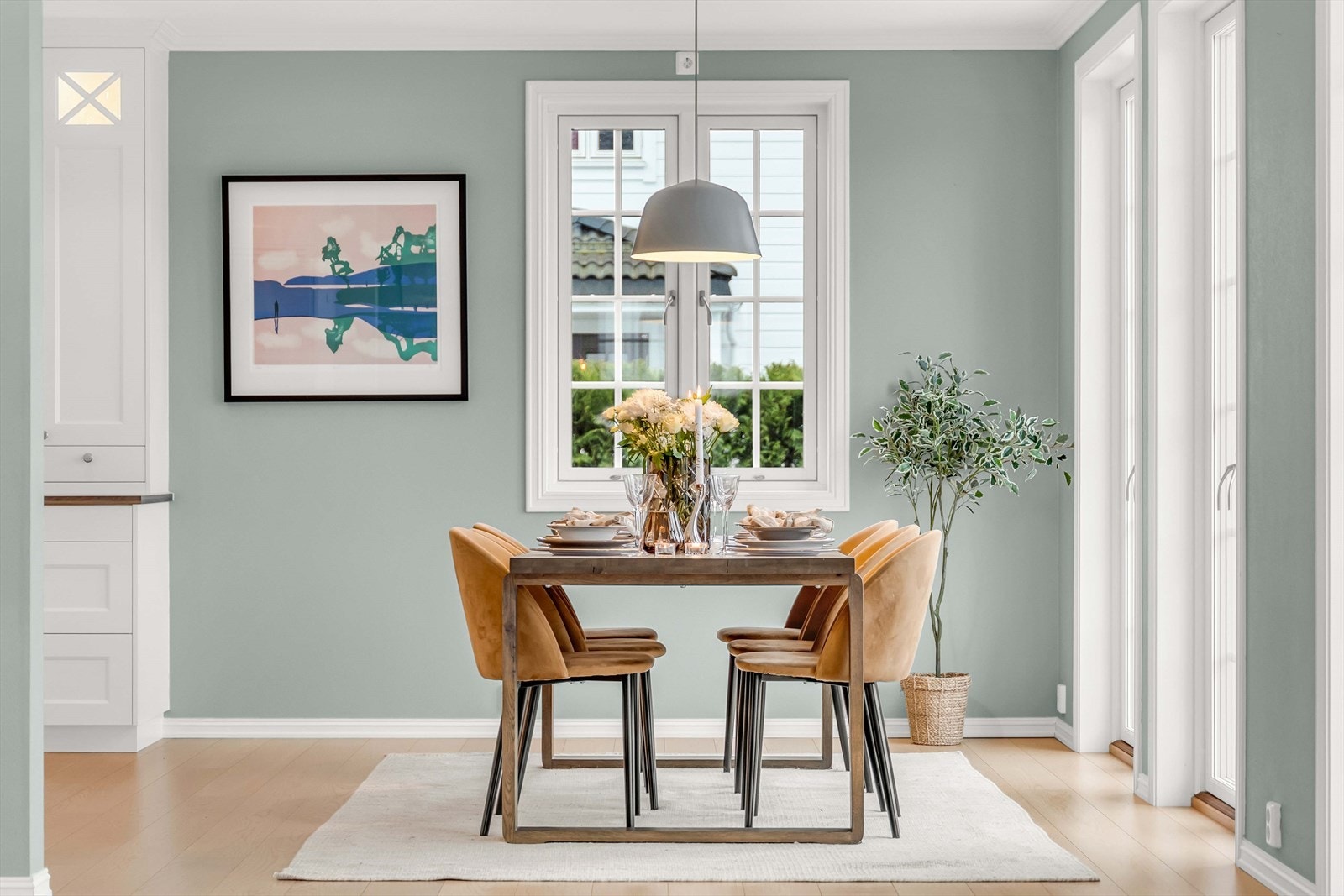 Naturlig lys fra de store vinduene fremhever spiseplassens elegante design og gir en lys og innbydende atmosfære. Galleribilde