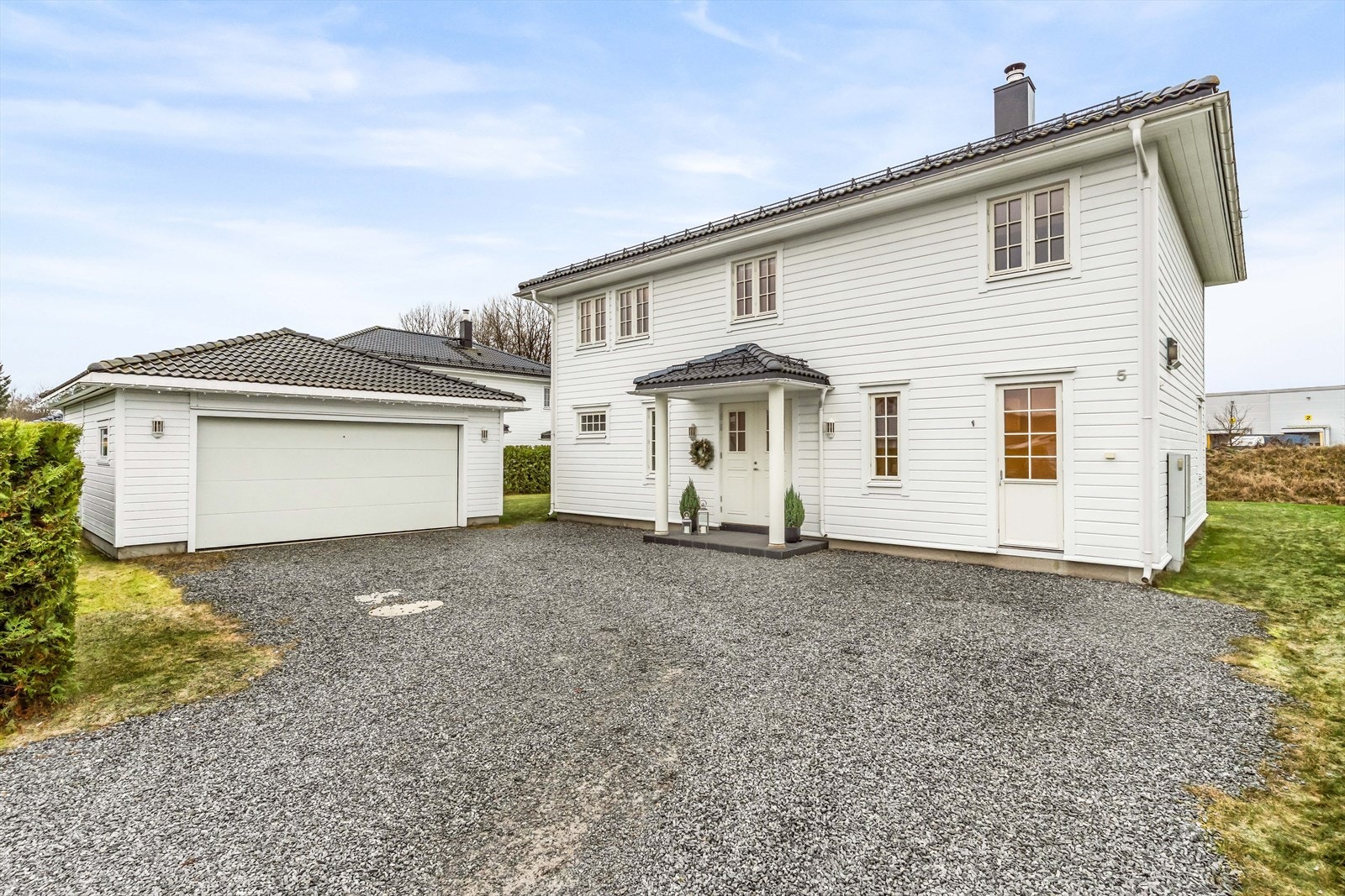 Den gruslagte gårdsplassen gir enkel og praktisk parkering, og garasjen har plass til to biler. Galleribilde