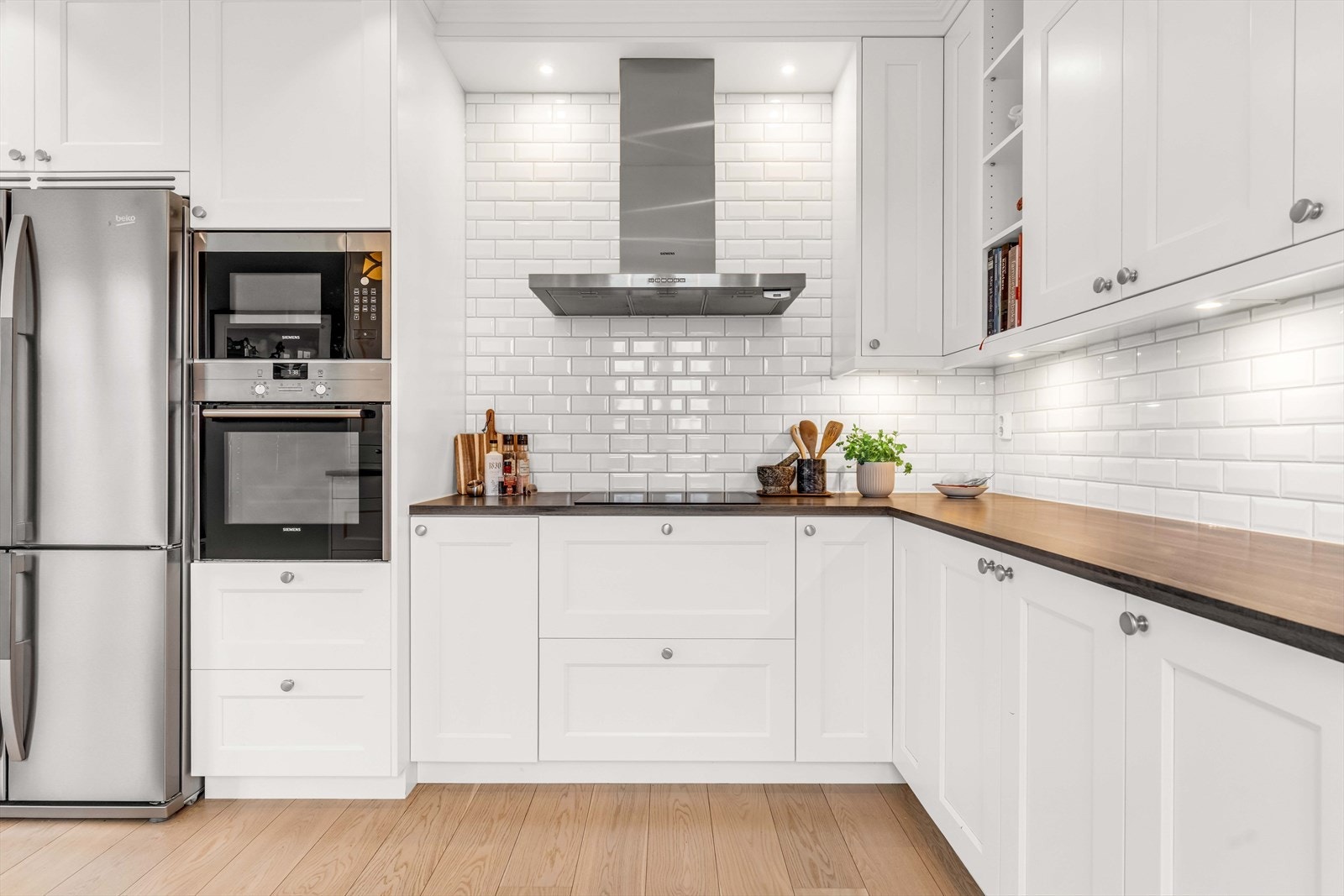 Kjøkkenet er utstyrt med kompositt oppvaskkum, som gir enkel rengjøring. Fiser mellom skap og benkeplate gir en stilren og praktisk løsning som beskytter veggen og tilfører kjøkkenet et elegant preg. Galleribilde