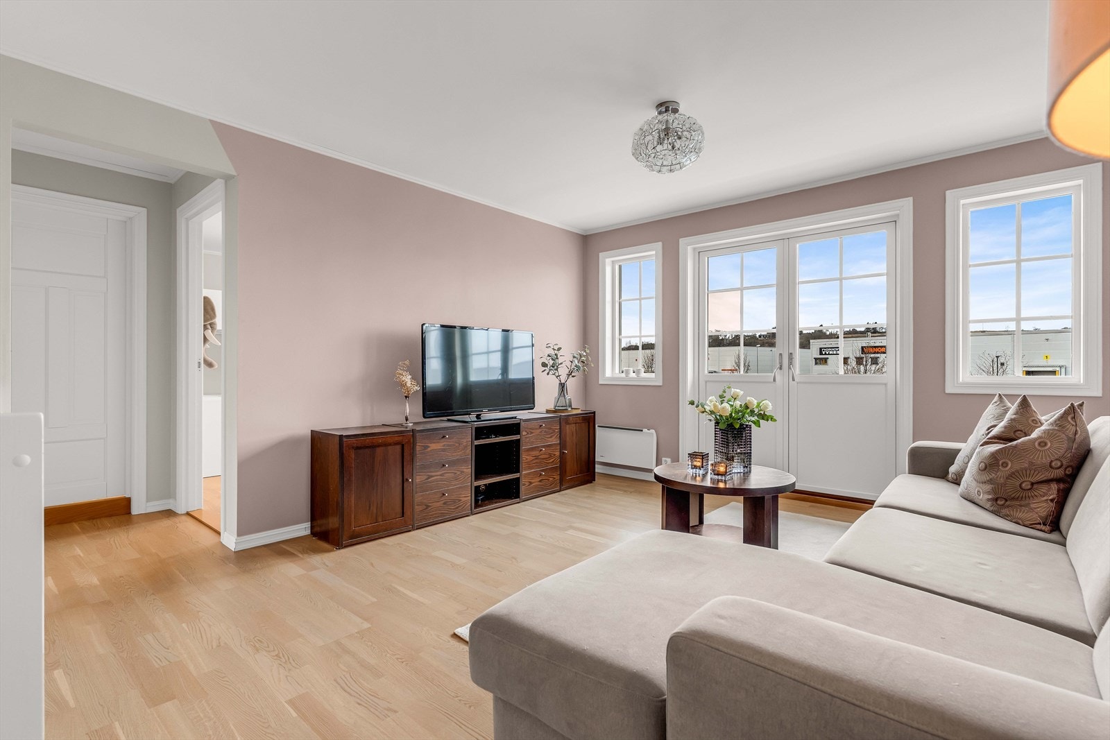 Stuen i andre etasje har tregulv og gir en behagelig oppholdsplass. Veggene er malt i lune, moderne farger som skaper en varm og stilfull atmosfære. Galleribilde