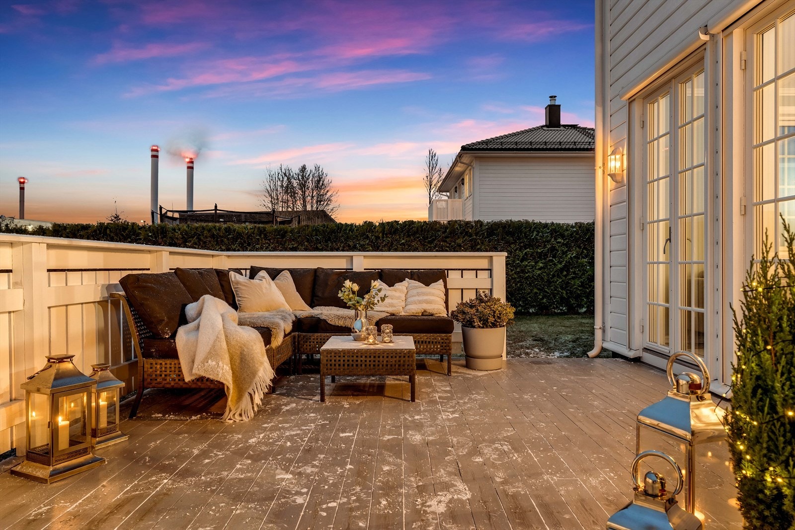 Kveldsstemning på terrassen. Galleribilde