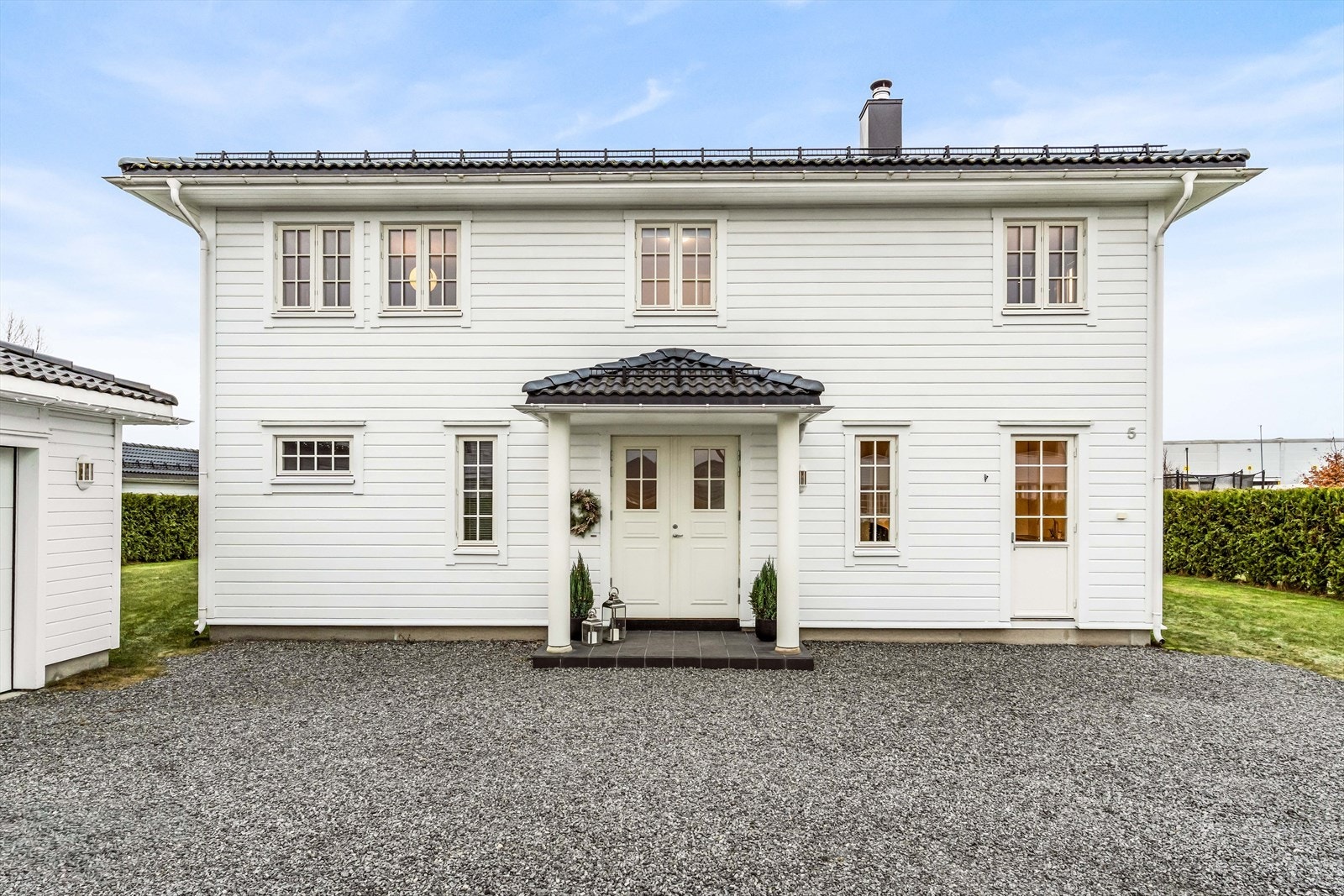 Hovedinngangen med dobbeldør, leder inn til en godt vedlikeholdt bolig fra 2016. Galleribilde