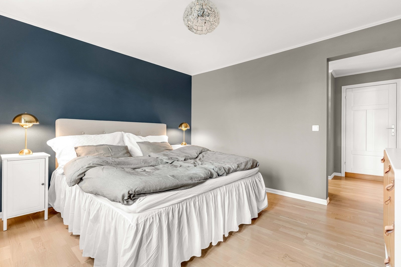 Rommet har en effektiv planløsning med plass til både seng og oppbevaring. Galleribilde