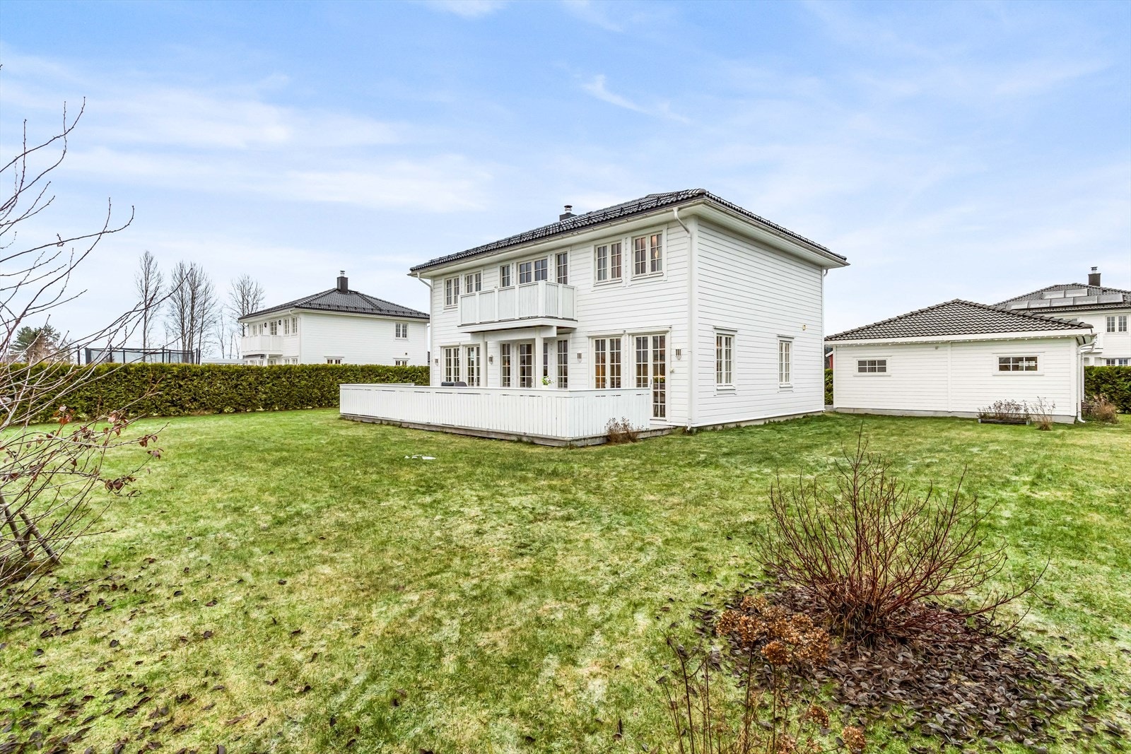 Tomten er pent opparbeidet med plen og gir et flatt, brukervennlig uteområde. Her er det romslig med god plass til lek, sosiale sammenkomster og utendørs aktiviteter for både store og små. Galleribilde