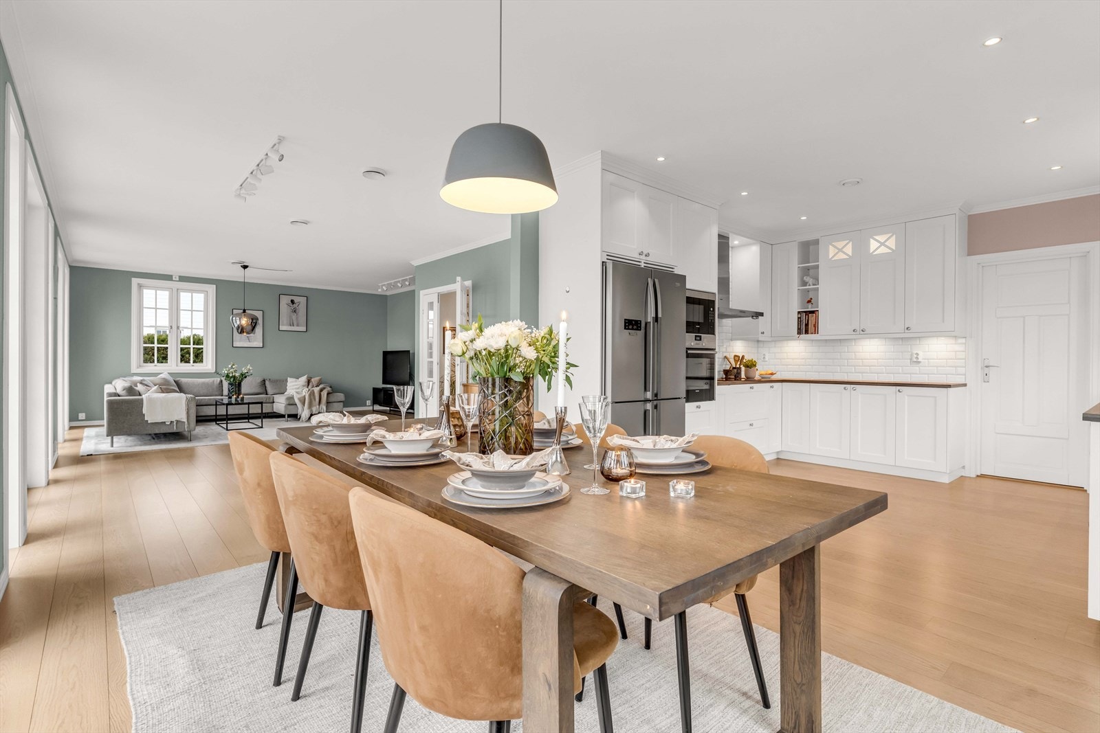 Åpen stue- og kjøkkenløsning med en praktisk og gjennomtenkt planløsning som gir god romfølelse og enkel tilgang mellom sonene. Galleribilde