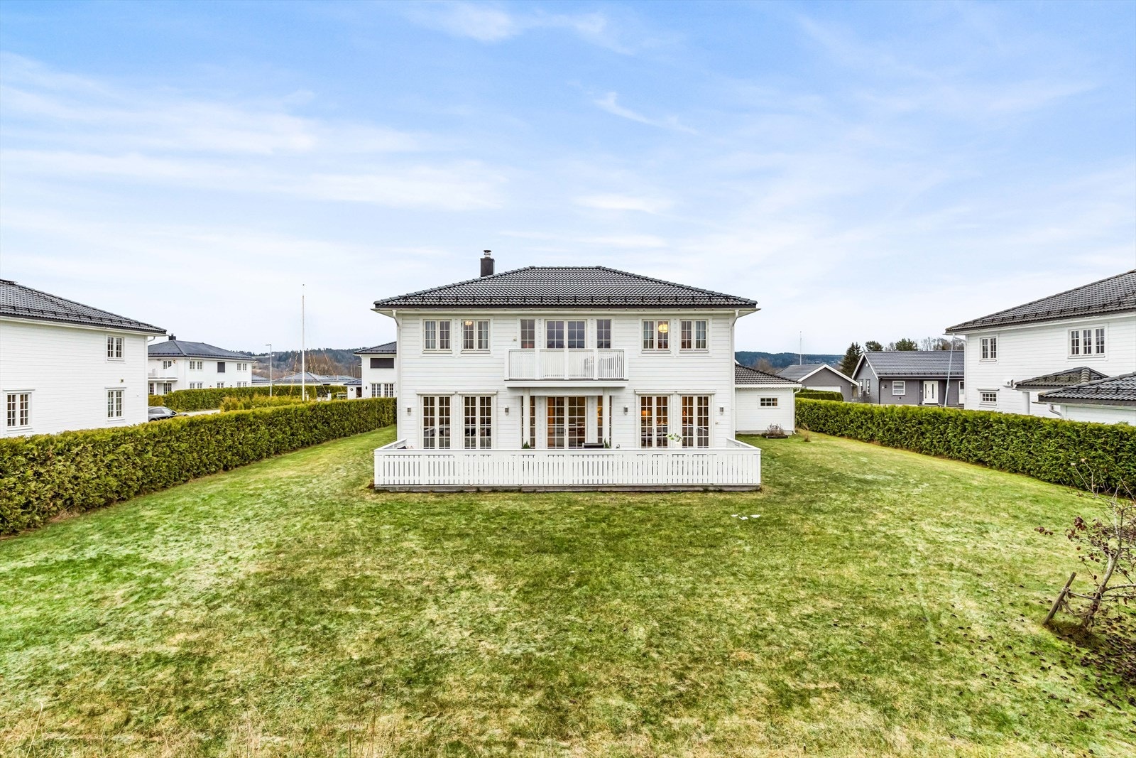 Hagen er pent opparbeidet med plen og diverse beplantning. Galleribilde