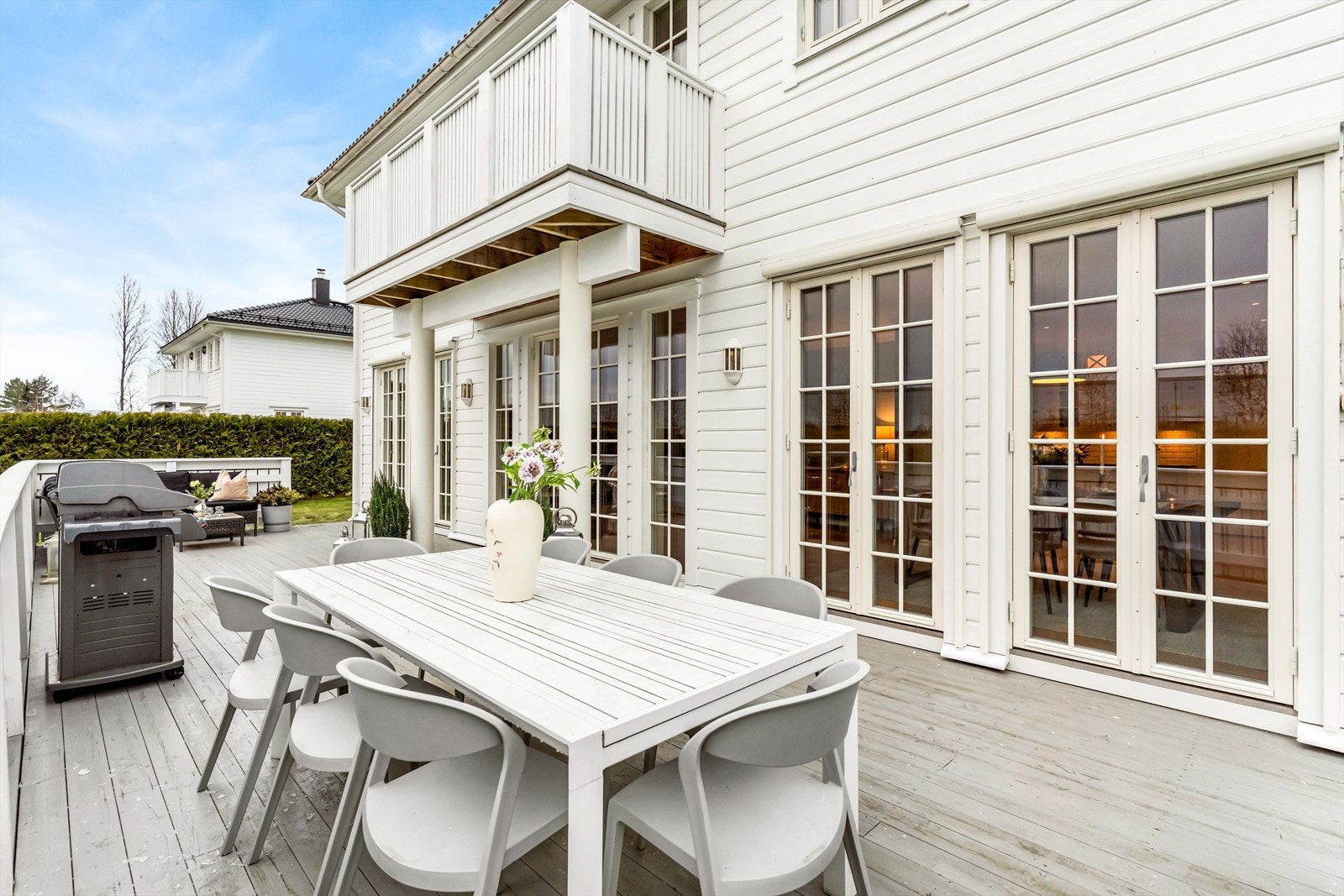 Direkte utgang fra stue til terrasse gjør det enkelt å nyte utelivet. Galleribilde