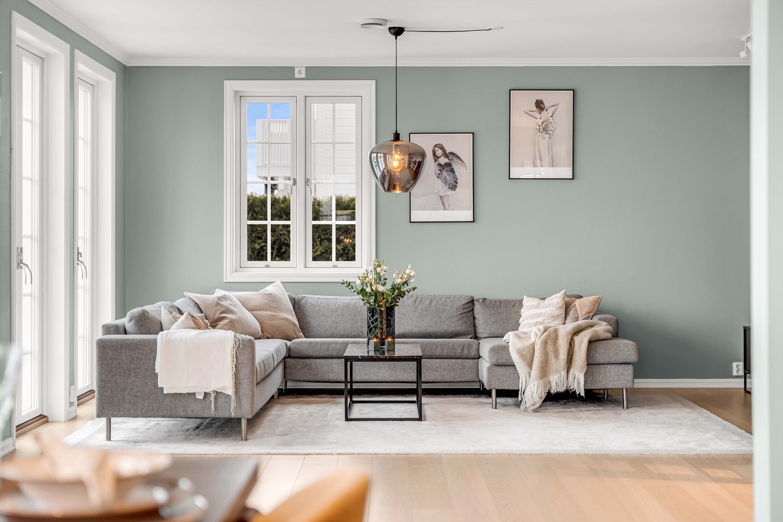 Stuen har god plass til en stor sofagruppe, og de store vinduene slipper inn rikelig med naturlig lys som gir rommet en lys og luftig atmosfære. Galleribilde