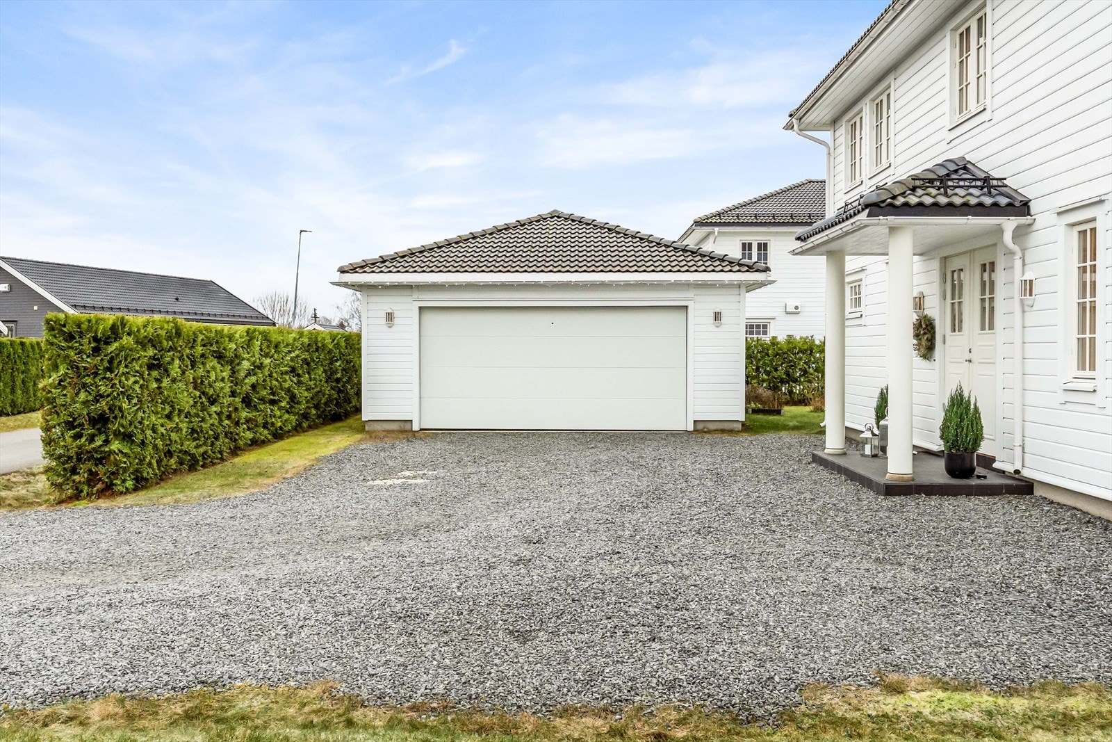 Garasjen er oppført som en isolert trekonstruksjon med motorisert leddport og støpt dekke. Galleribilde