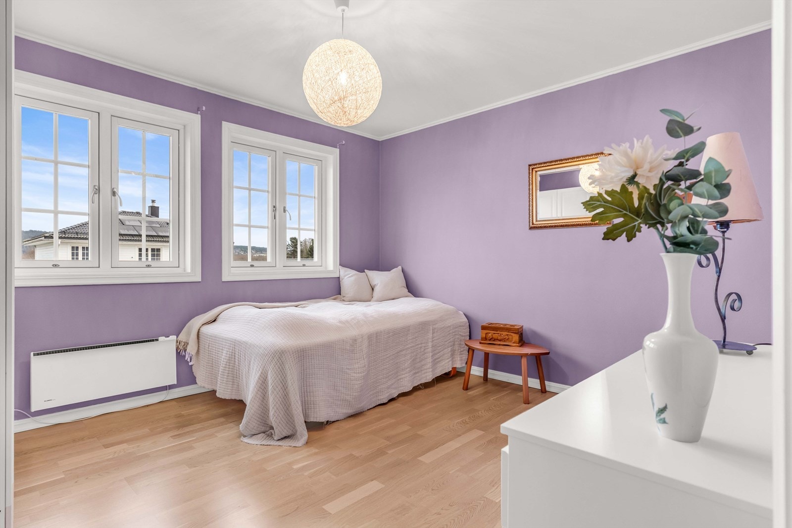 Rommet er malt i duse farger og har god plass til seng, garderobe og annet ønsket møblement. Det egner seg perfekt som soverom, gjesterom eller hjemmekontor. Galleribilde