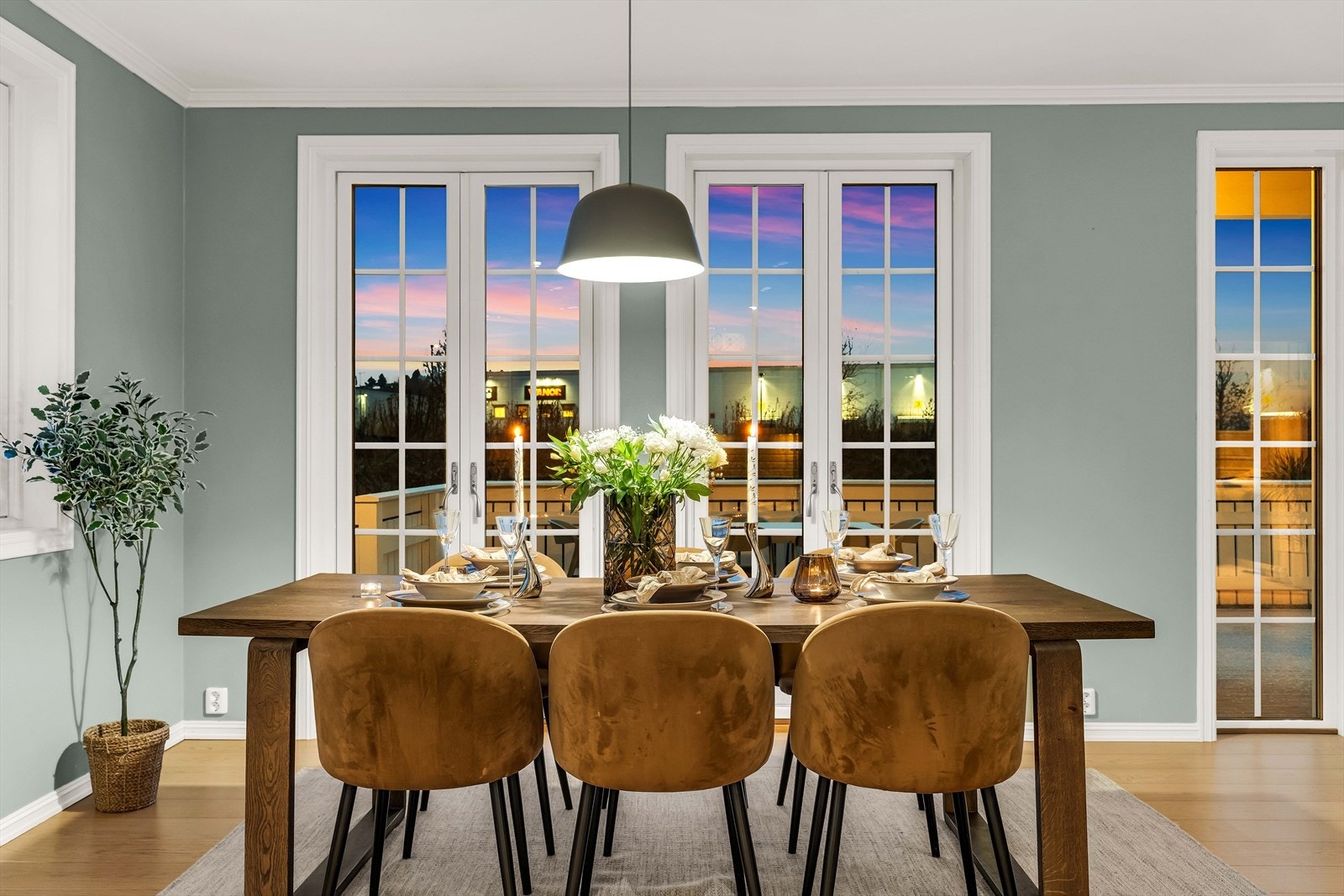 Spisebordet har flott utsikt til hageområdet gjennom store vinduer. Galleribilde