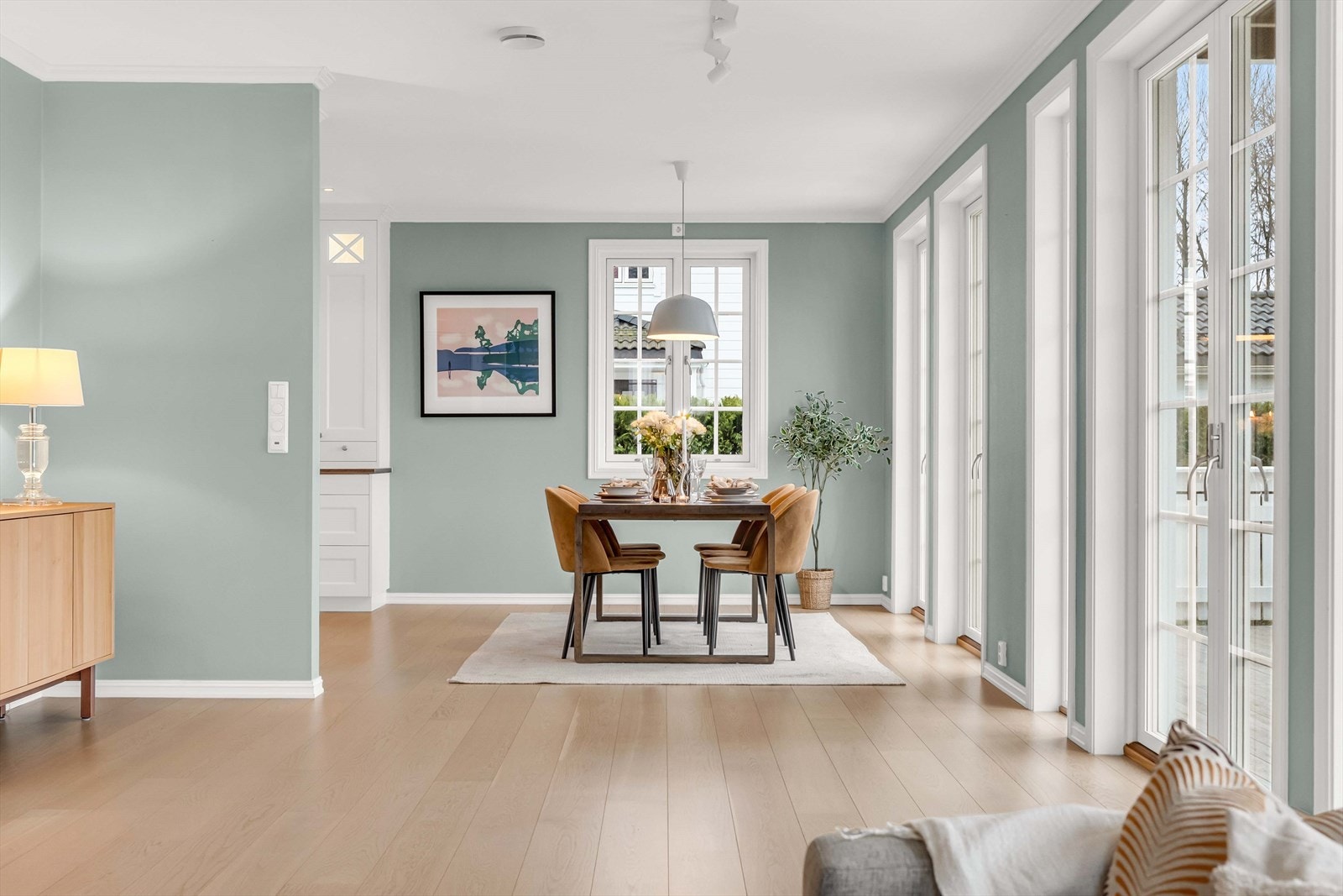 Spiseplassen har utsikt mot hageområdet fra store vinduer. Galleribilde