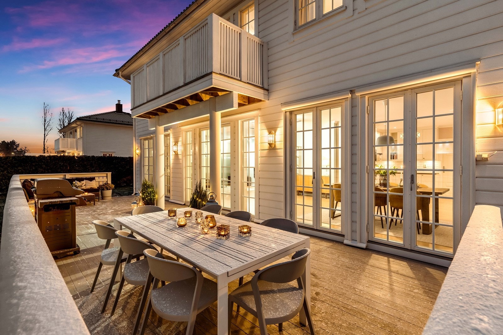 Store glassvinduer slipper inn rikelig med naturlig lys og gir flott utsikt mot hagen. Galleribilde