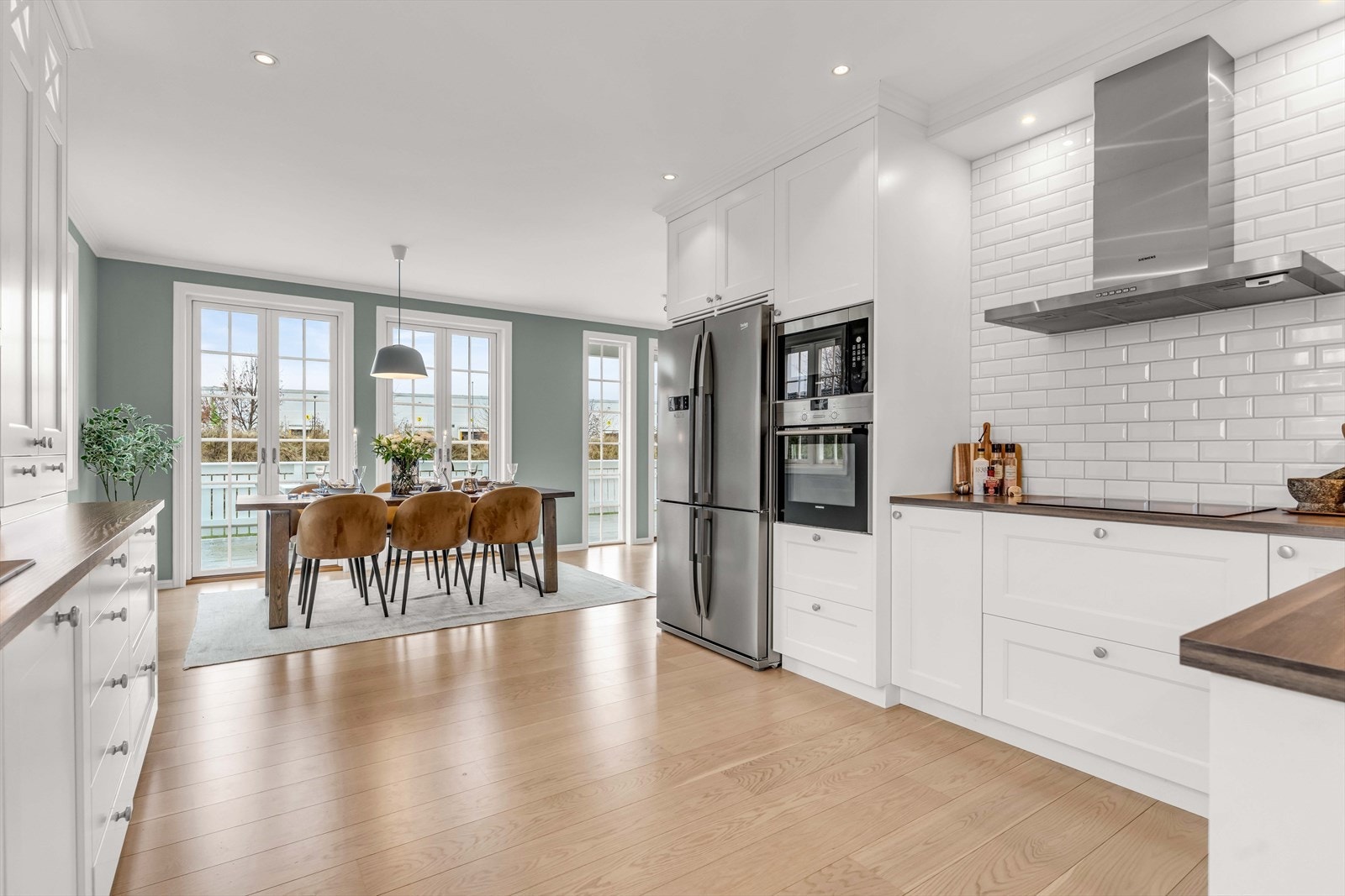 Downlights på kjøkkenet gir godt og jevnt arbeidslys, som gjør matlagingen både enklere og mer behagelig. Galleribilde