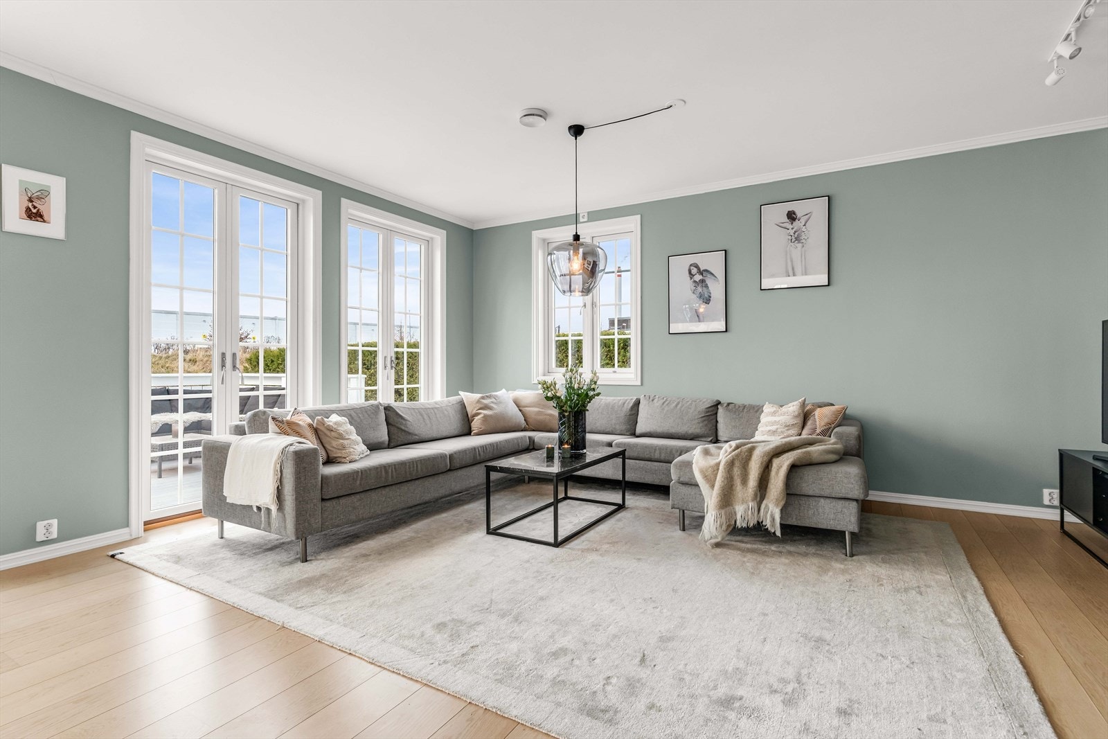 Vel innenfor dørene møtes du av en romslig stue, malt i moderne og lune fargetoner. Her er det god plass til både sofagruppe og spisebord, perfekt for hyggelige stunder med familie og venner. Galleribilde