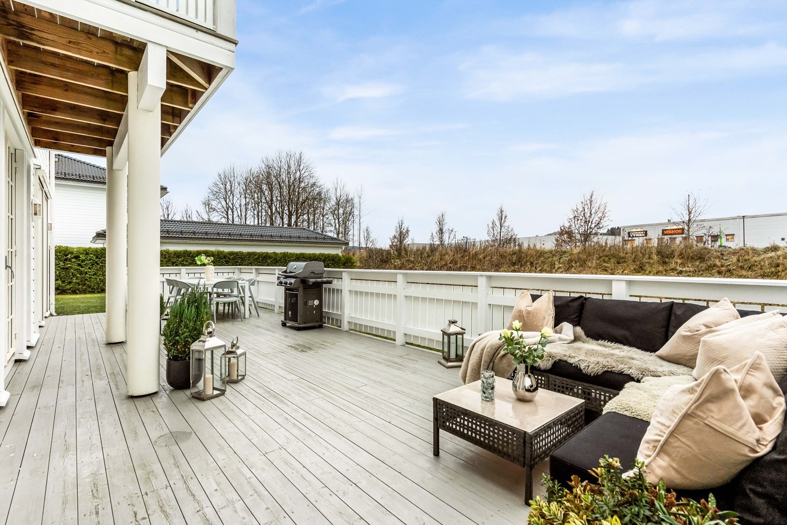 Boligen ligger i et meget barnevennlig område med kort vei til "alt". Galleribilde