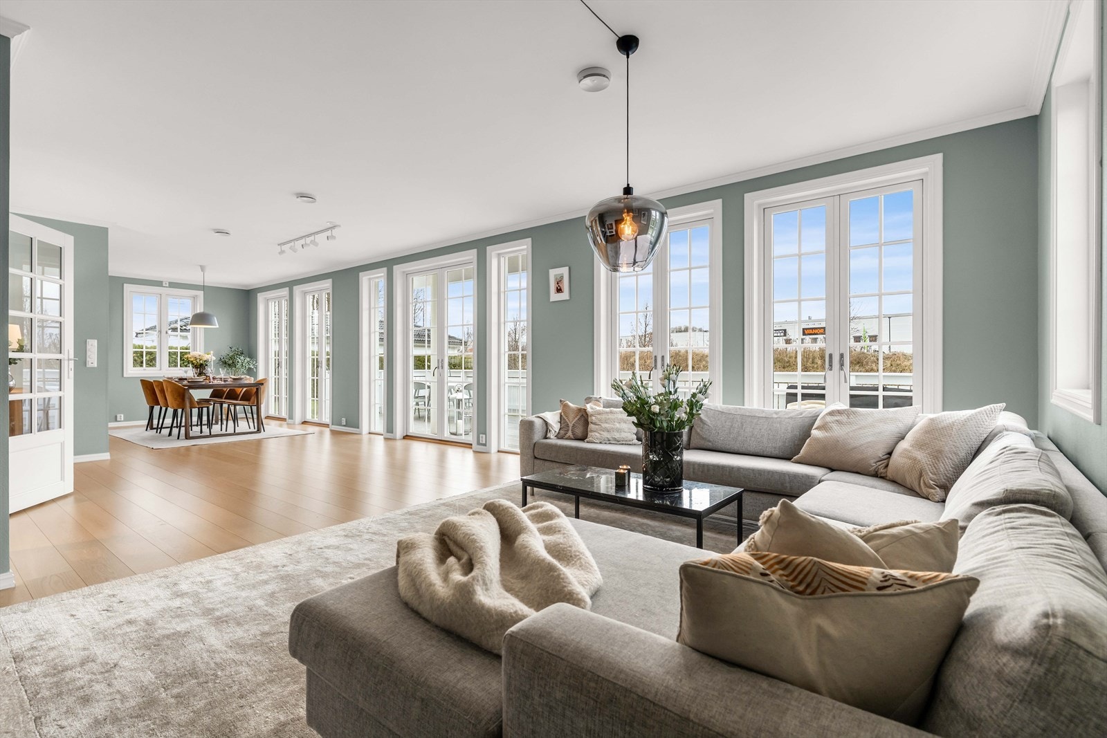 Store vindusflater gir rikelig med naturlig lys til stue og spiseområde. Galleribilde